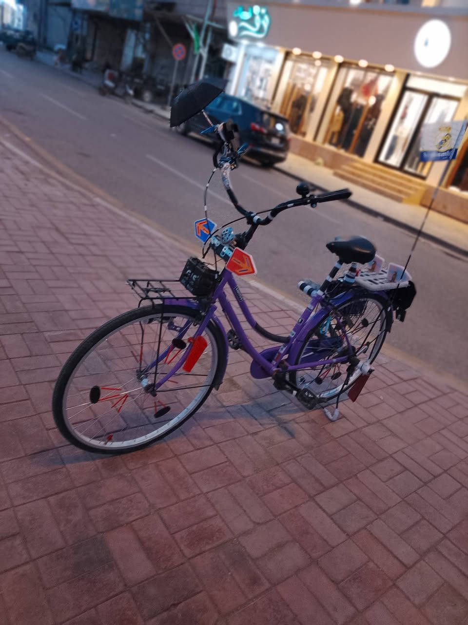 السلام عليكم شباب بايسكل للبيع 21 نظيف بجنبز مكاني كربلائي حي العامل المنطقه الثالثه سعر الباسكين 175 وبي مجال رقم الهاتف بس واتساب ***********
