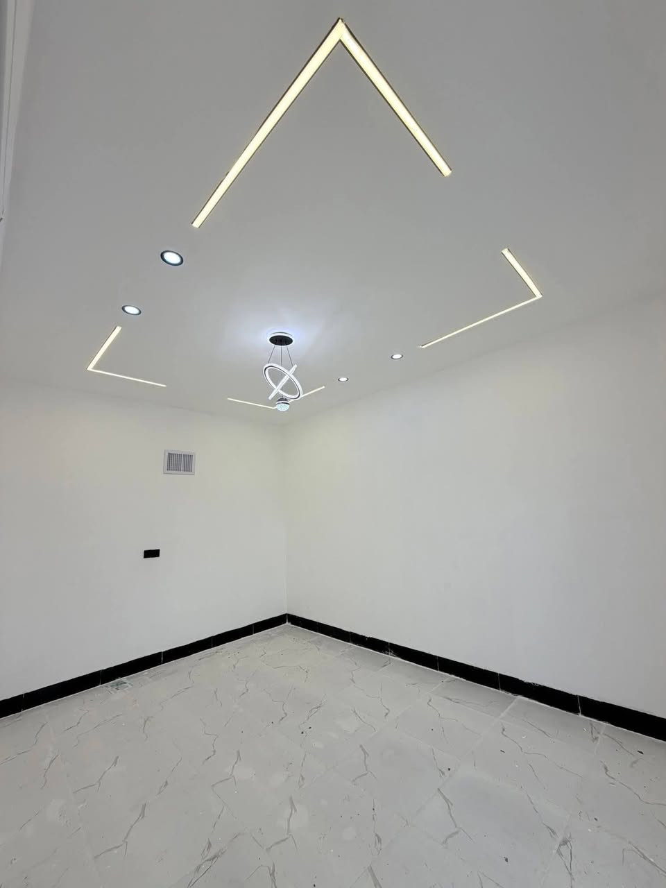 السلام عليكم بيت للبيع 🏠  بيت 100 متر بناء جديد صفر مامسكون اليوم خلص بناء  فول سراميك نضام دكت تبريد سقف ديكور واجها فلين انار مخفيه خدمات كامل  عنوان كركوك حي البدر قرب جسر المعارض سعر37   تواصل***********
