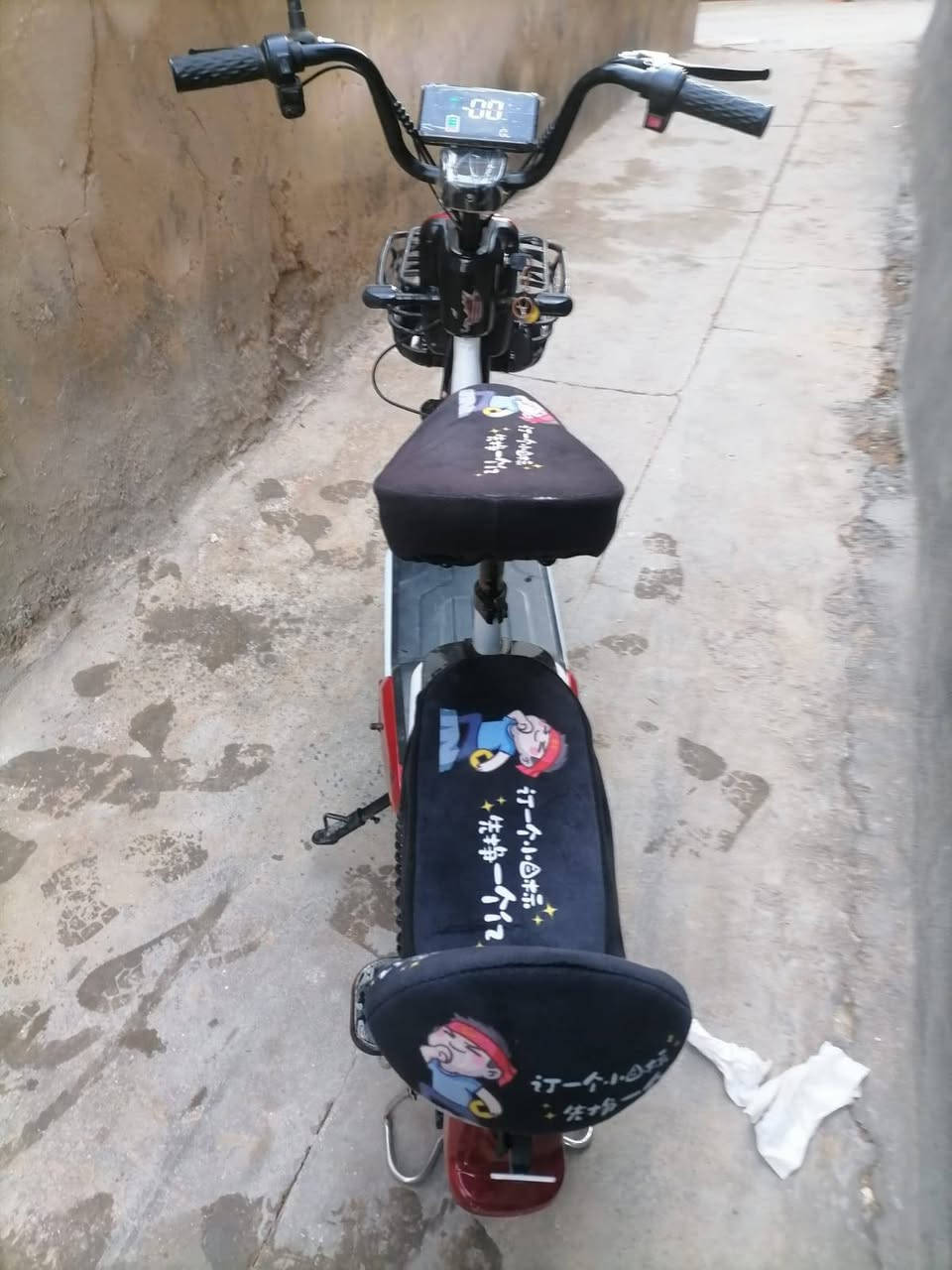 حجم 14 (للبيع) للاستفتار (***********)
           (العنوان حويجة جامع الفاروق) 
اربع بطاريات 48V سرعة 60 ثلاث سرع ملف 350W
نحاس اشاير يمنى يسرى هورن لايت عالي بطاريات جدد
              (سعࢪ 300الف قفل 🔓)
