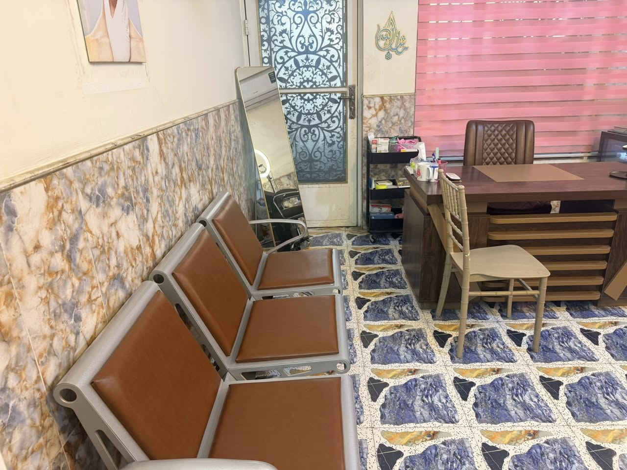 السلام عليكم .. مركز تجميل متكامل وشغال للبيع مع او بدون موقع مدينه الصدر بسعر مناسب للاستفسار ***********
