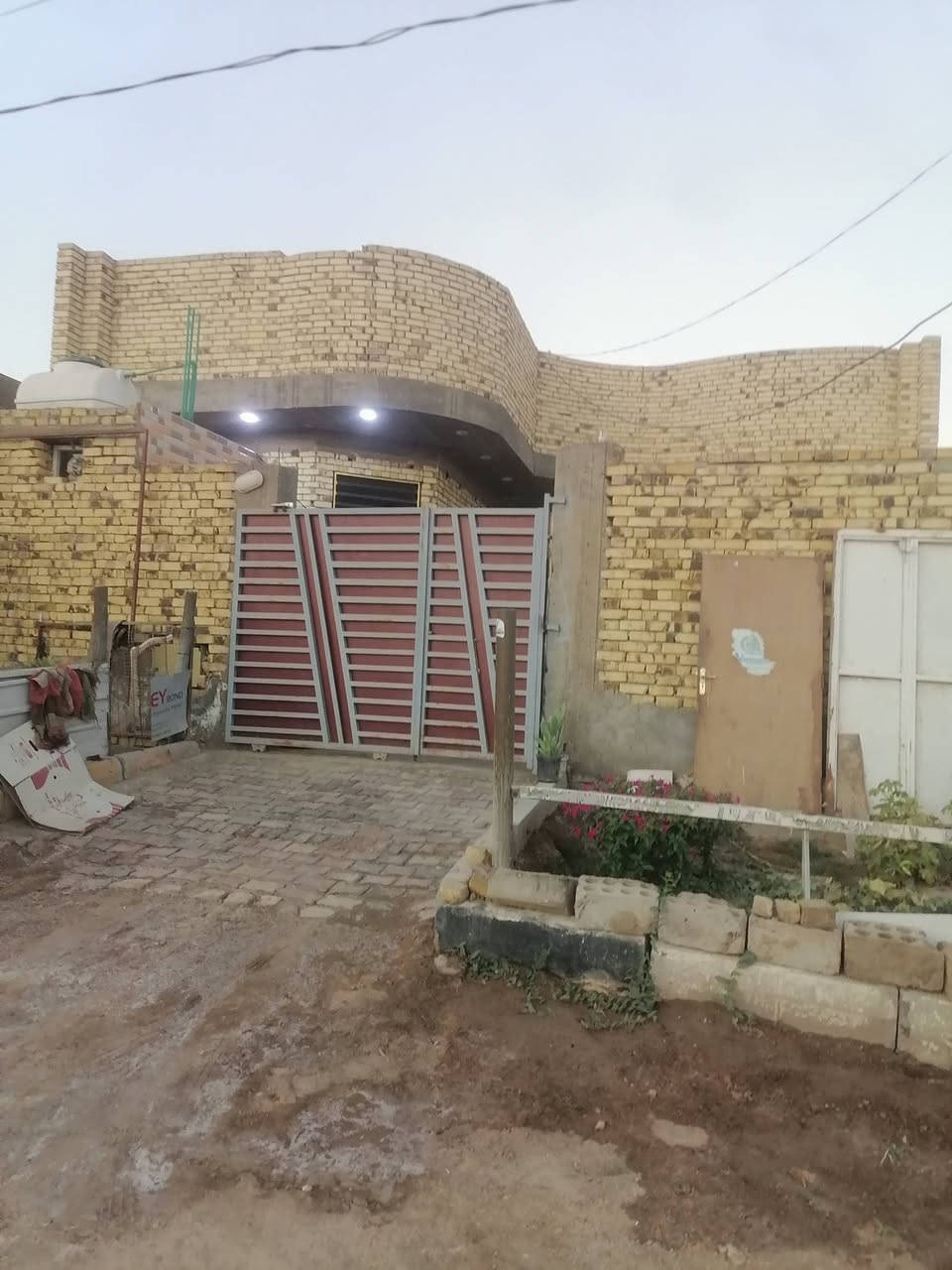 بيت للبيع في حي الحسين مساحته ٣٠٠ يحتوي على ثلاث غرف ومطبخ واستقبال علئ شارع 20 قرب  المدارس الصينية مطلوب إسكان 45 مساحه بليد105وبي مجال انتصل علئ رقم ***********
