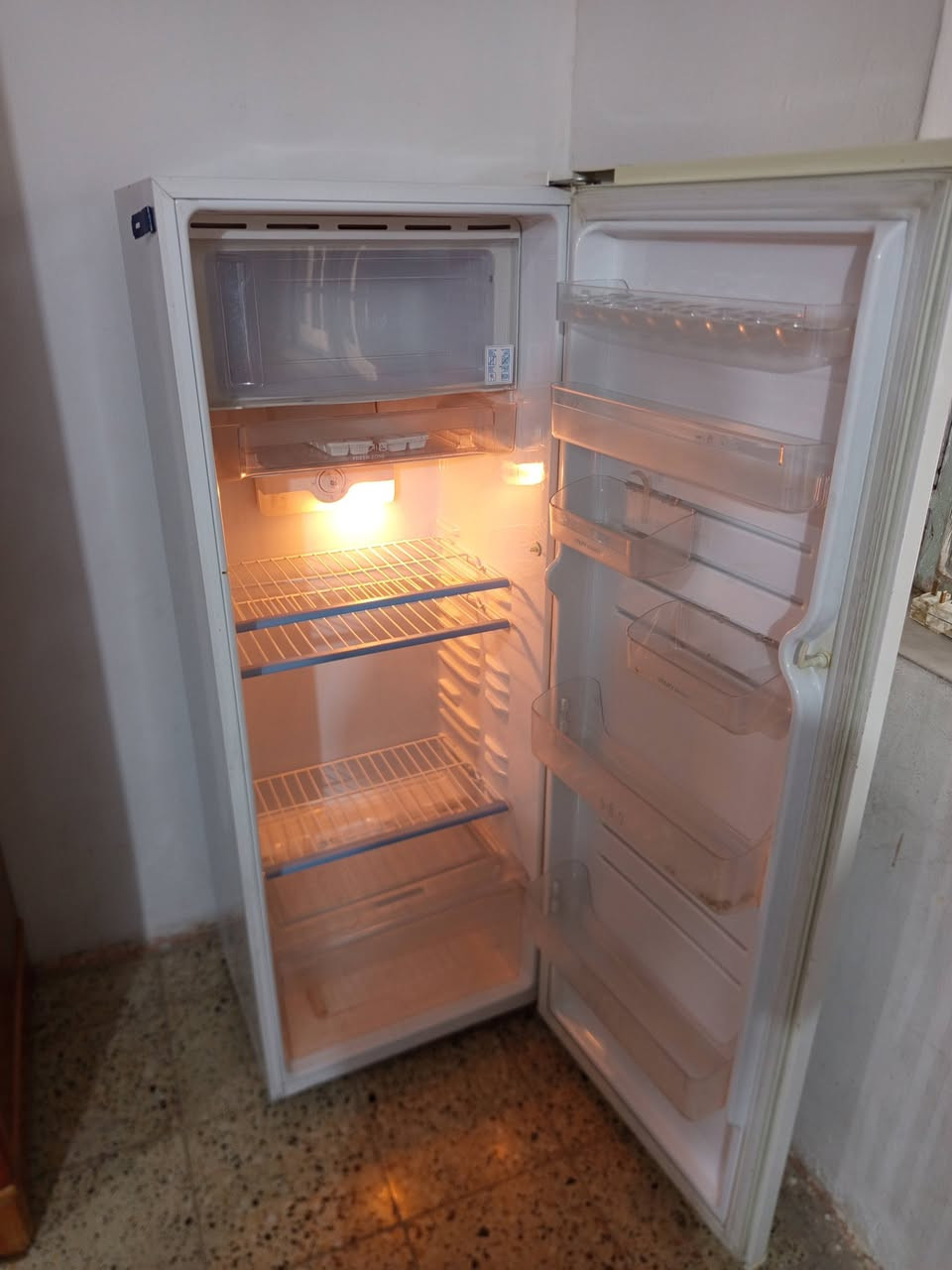 ثلاجه ال جي 12 قدم نظيفه كلش وغساله 12 كيلو نظيفه العنوان بغداد حي الجهاد الاستفسارى الرقم***********
