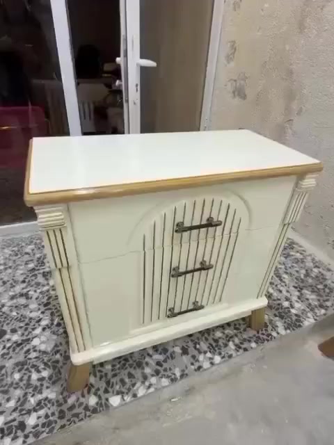 مواصفات الغرفة:
​تصميم تركي عصري (نظام النقش العمودي المميز).
​صناعة عراقية درجة أولى تضمن لك المتانة لسنوات طويلة.
​كنتور (8 أبواب) بمساحة تخزين عملاقة وتصميم انسيابي.
​ميز تواليت (تسريحة) ملكي بمرآة واسعة وتفاصيل ناعمة.
​اللون: أوف وايت (سكري) مع تطعيمات خشبية دافئة تمنح الغرفة إضاءة طبيعية.


**إذا كنت صاحب هذا الإعلان وتريد حذفه لأي سبب، رجاءا أرسل رسالة إلى الدعم الفني**