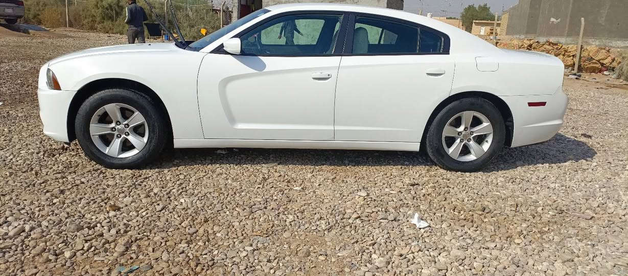 السلام عليكم 
جارجر 11بيه جاملغ الامامي جهت العبري وباب السائق 
كير ومكينه وحداديه تخم تاير جاهزه للخير 
***********
