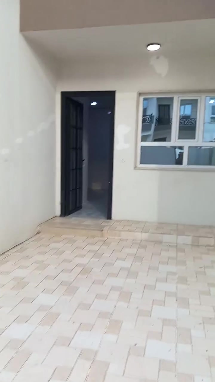 🏡 فرصة مميزة للإيجار في حي الصديق
بيت حديث (زيرو) بتشطيبات فاخرة ومواصفات متكاملة، مناسب للعوائل الكبيرة أو الاستخدام الراقي 👌
📐 المساحة: 250 متر مربع
🔹 تفاصيل البيت:
6 غرف نوم واسعة
2 استقبال أنيق
2 هول مريح
2 صحيات كبيرة
2 حمام سويت
🔹 المميزات الإضافية:
✔️ توزيع دكتات تبريد في كامل البيت
✔️ تأسيس سبالت جاهز
✔️ تأسيس كاميرات مراقبة
✔️ تأسيس دشات
✔️ تصميم عصري ومساحات مدروسة
✨ بيت متكامل من جميع النواحي، يوفر الراحة والخصوصية بموقع مميز وخدمات متوفرة
📞 للاستفسار والتواصل:
***********
***********
📌 نستقبل جميع العروض العقارية (بيع - شراء - إيجار)
(بيوت، أراضي سكنية، أراضي زراعية، عقارات تجارية)
#إيجار #بيت #الموصل #حي_الصديق #عقارات #بيع #شراء
