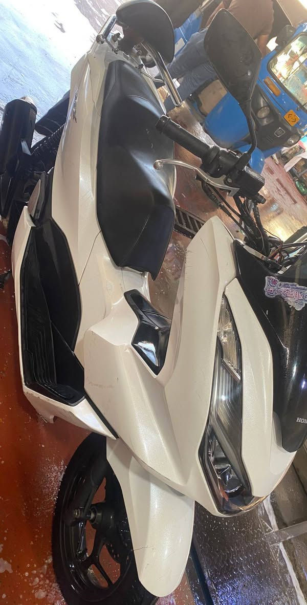سلام عليكم 
pcx جيل الرابع تايلندي مكفولة كفالة عامة النضافة مثل ماموضحة بالصورة محركها نضيف مامفتوح 
السعر 16 ورقة 
***********

