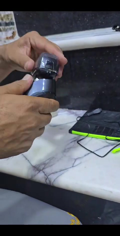 هذه ماكينة حلاقة رجالية من نوع Hitachi S-Blade، وتحديداً موديل RMH-F850B.تتميز الماكينة بوجود 4 شفرات من الفولاذ المقاوم للصدأ ورأس ثلاثي الأبعاد (3D) يتحرك ليناسب محيط الوجه.الماكينة قابلة للغسل بالماء بالكامل (Washable) لسهولة التنظيف.بسعر ٣٥شرط الاصلي


**إذا كنت صاحب هذا الإعلان وتريد حذفه لأي سبب، رجاءا أرسل رسالة إلى الدعم الفني**