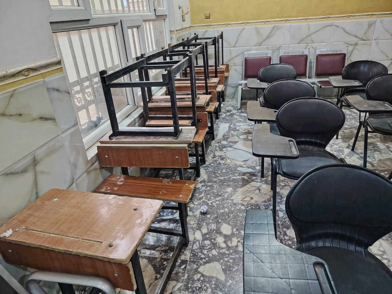 اغراض معهد للبيع 
استولات جامعية تركيه
رحلات خشب نفر واحد
سبورات حجم كبير ٢ متر و ٢متر و ٤٠

***********
