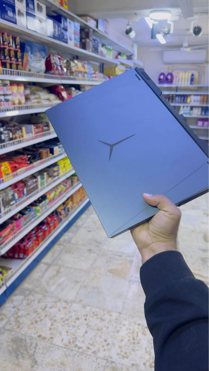 المعالج (CPU): AMD Ryzen 7 5800H (يحتوي على 8 أنوية و16 مسار، بتردد يصل إلى \bm{4.4} جيجاهرتز).
• كرت الشاشة (GPU): NVIDIA GeForce RTX 3070 بذاكرة 8GB GDDR6. هذا الكرت في نسخة "Legion" يأتي بقدرة واط عالية (TGP 140W)، مما يعطيك أداءً يقارب كروت الفئات الأعلى في الأجهزة الأخرى.
الشاشة (أبرز ما يميز هذا الجهاز)
• الحجم: 16 بوصة.
• الدقة: QHD بكسل (\bm{2560 \times 1600}).
• التردد: 165Hz.
• الميزات: تدعم HDR 400، وتقنية G-Sync، وسطوع عالي يصل إلى 500 nits، مع أبعاد شاشة 16:10 المريحة للعمل.
الذاكرة والتخزين
• الرام (RAM): يأتي أساساً بـ 16GB (قطعتين كل واحدة 8GB) من نوع DDR4-3200، ويمكنك ترقيتها حتى 32GB أو 64GB.
• التخزين (SSD): يحتوي على 512GB من نوع NVMe PCIe، ويوجد منفذ إضافي (M.2) داخل الجهاز لإضافة هاردسك SSD ثانٍ لزيادة المساحة
هذا الجهاز "وحش" في الألعاب (يشغل جميع الألعاب الحديثة على أعلى إعدادات بسلاسة) وممتاز جداً لصناع المحتوى، المهندسين، والمصممين بسبب دقة شاشته العالية وألوانها الواقعية وقوة المعالج كربلاء, العراق


**إذا كنت صاحب هذا الإعلان وتريد حذفه لأي سبب، رجاءا أرسل رسالة إلى الدعم الفني**