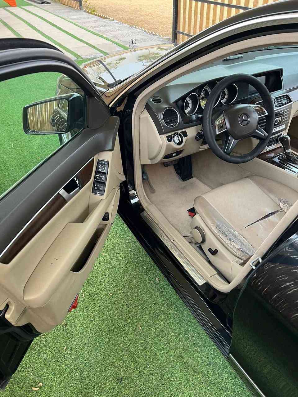 السلام عليكم
مارسيدس c200 2012 خليجي بجمSتو ويل رقم اربيل باسمي
مكينة اربعة سلندر 2000 تيربو ثلاث بردات الخلفية كهرباء بلادي حساسات امامي خلفي ماشية 126 الف 
بيها صبغ دعامية امامية وشوية بجاملغ الخلفي اثر طخة باب الشارع بدون دواخل بدون ارباك 
السعر 125 ورقة وبيها مجال
مكان السيارة بغداد
***********
يوجد واتساب واتصال عادي
مع جزيل الشكر لاداره الموقع والاعضاء الكرام
