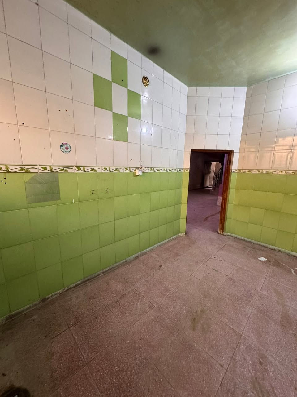 � للإيجار – بيت سكني في نادر الثانية
بيت بمساحة 180 متر في موقع مميز نادر الثانية خلف مول الله الخير القديم، ضمن منطقة مخدومة بالكامل وتتوفر فيها جميع الخدمات (تبليط، ماء، مجاري، كهرباء).

مواصفات البيت:
✅ طارمة
✅ استقبال
✅ مطبخ
✅ كليدور
✅ غرفتا نوم
✅ منور
✅ صحيات داخلية وخارجية

📍 موقع مناسب وقريب من الخدمات الأساسية.

📞 للاستفسار عن التفاصيل وقيمة الإيجار:

* علي عذاب: ***********
* واتساب: ***********

🏢 أو زيارة مكتب الشمري الكائن في نادر الثانية خلف فاميلي مول
