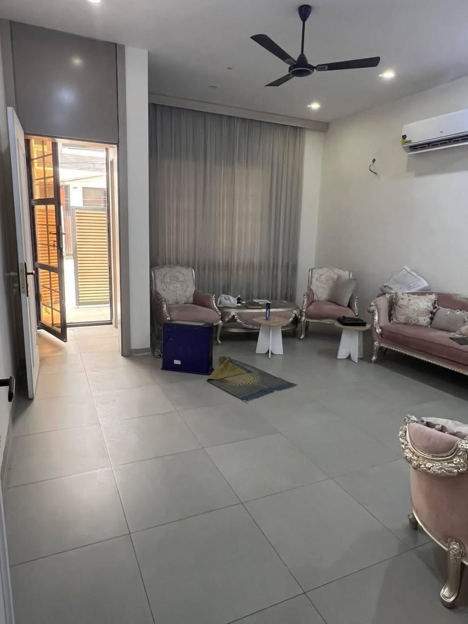 #يعلن_مكتب_الشهم_للعقار

بيت مساحه 100 متر للبيع 🏠🍂

الواجهه 5 متر 
نزال 20 متر 

سنه البناء 2024 مسكون قليل جداا😍
البيت مدخلين 

يحتوي على  استقبال ومطبخ وغرفه نوم وصحيات  عدد 2 ومنور 
الطابق الثاني :: غرفتين نوم وصحيات 
الطابق الثالث :: بيتونه وسطح 

العنوان :: حي الجهاد :: المخابرات :: خلف جامع محمد رسول لله :: مربع ال300 متر 
منطقه راقيه جداا وكامله خدمات 

السعر جدا رخيص 
للاستفسار مراسله الصفحه او الاتصال 
***********
