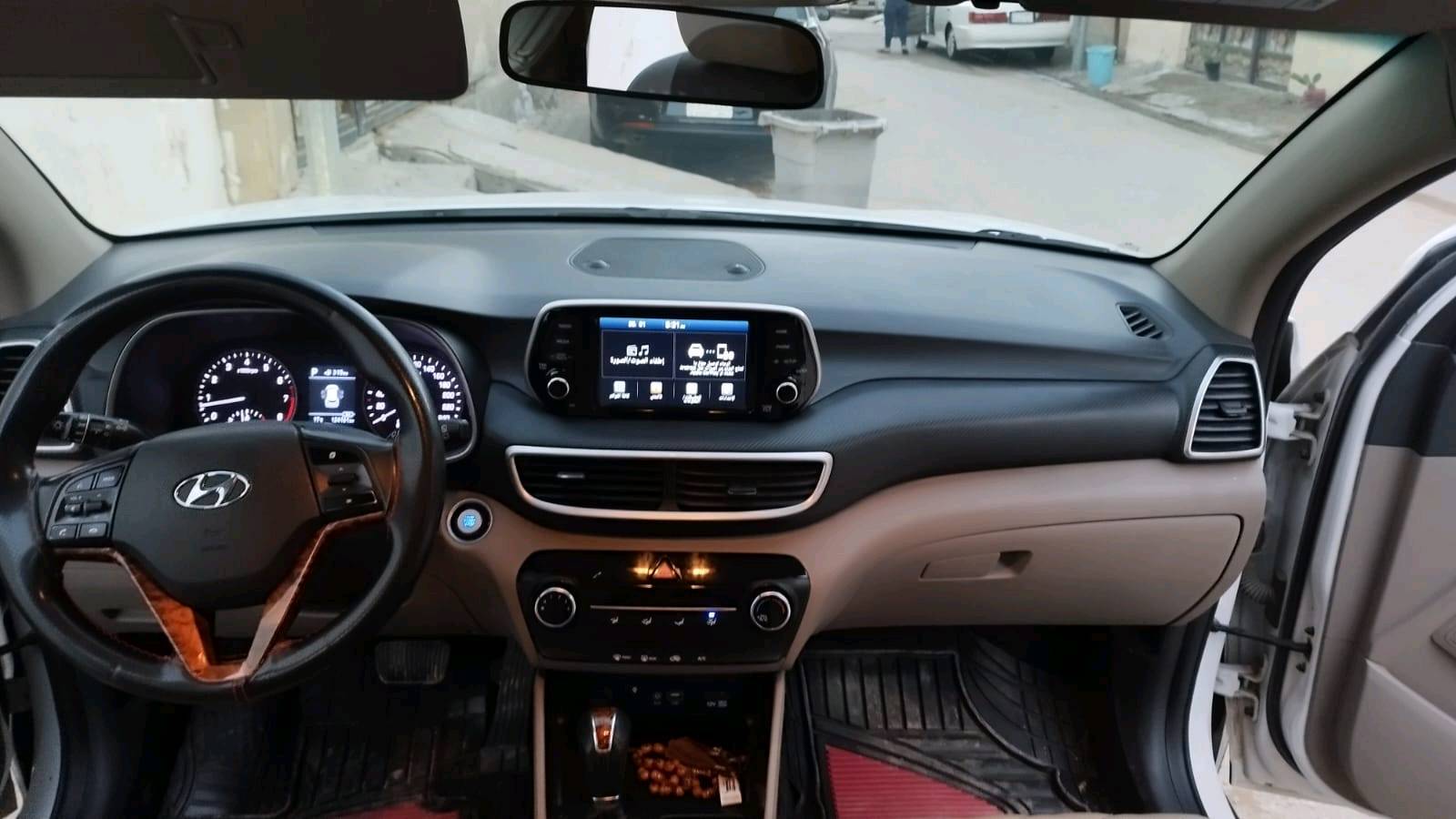 السلام عليكم توسان موديل 202٠ ماشية 124الف لسيارة الكاصد مو العادية بصمة كراسي كهرباء شاشة كار بلي واندرويد اتو ترحيب مرايات مري شفط بيها بل باب مال الصدر شوية وبل جنطة شوية سيارة جديدة مال جناي 