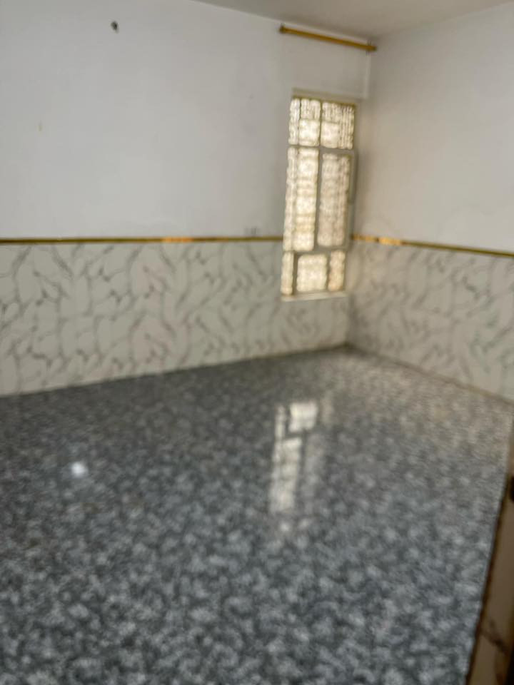 مشتمل 50 متر بناء حديث طابقين خلفي للايجار ام الكبر والغزلان نهايه شارع الباندا ***********
