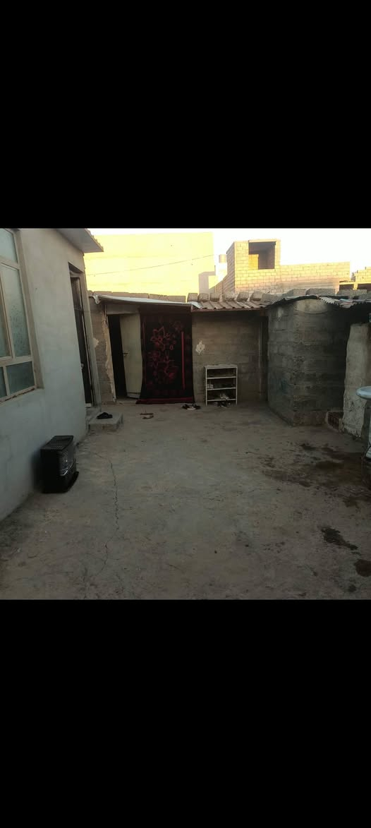 للبيع للبيع 🏠🏠
دار في حي السماح الثانيه / قرب مشروع الماء / على سايدين ٣٠ / مقابيل المدرسه والمستوصف  /  المساحه / ٣٠٠  متر /  يتكون من اربع غرف معه المشتملات 
خدمات ماءفول💦+كهرب+تبليط
صنف العقار + تجاوز +  السعر ١٧ /  وبي مجال /  للأسفسار الأتصال على الأرقام + *********** / *********** / يوجد لدينا عروض في حي السماح / طابو + كرت بلديه/
