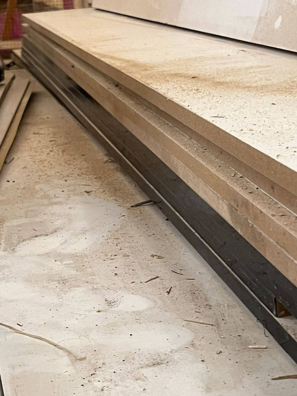 رفوف ايصيرن كل المحلات عدد 10خشب مع سجج عدد 2 للستفسار الاتصال بل رقم ***********
