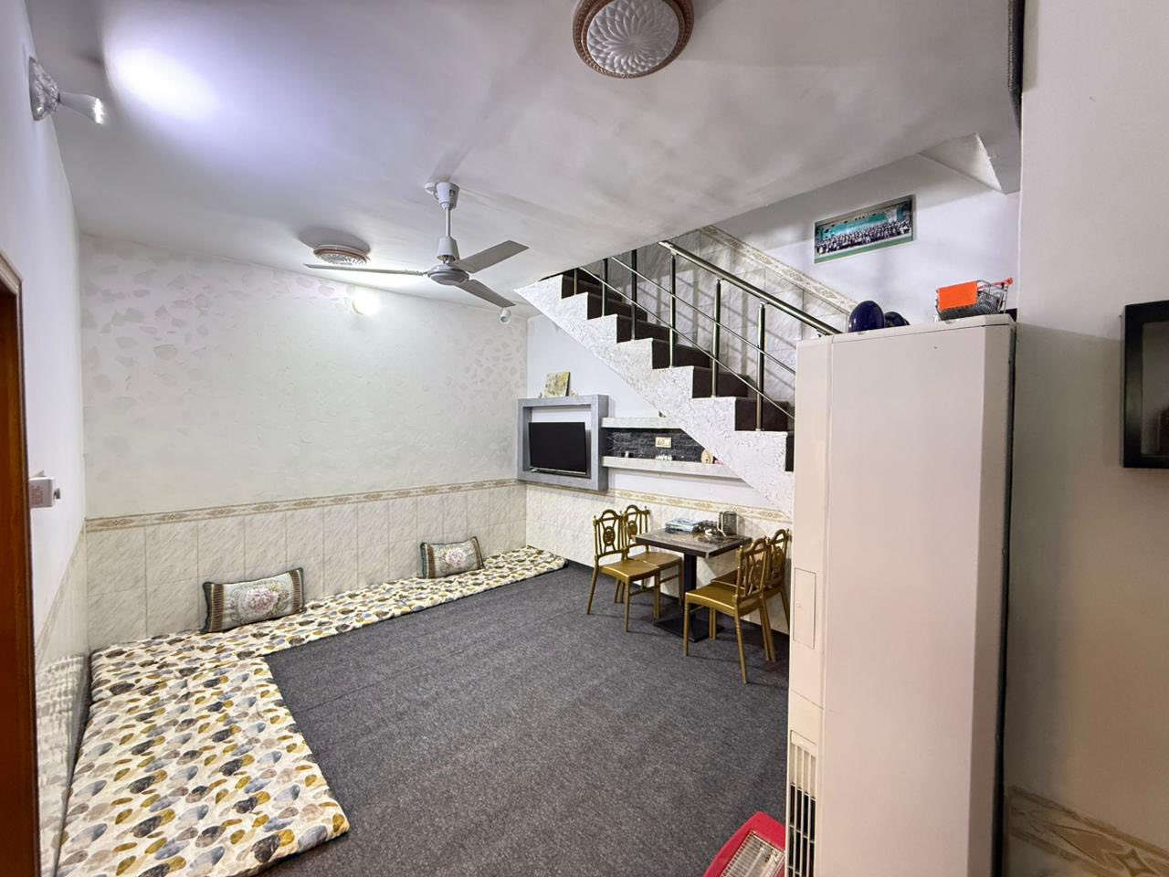 السلام عليكم 
بيت مساحه ١٠٤ متر طابو صرف ركن شارع الباشا اول فرع على يسره فرع مخبز السيد يم ابو دعاء المضمد ركن البيت بناء حديث طابقين 
الطابق الاول /صاله _استقبال _مطبخ _صحيات داخله او خارجيه 
الطابق الثاني / غرفتين نوم _صاله _او صحيات 
الاستفسار / ***********
