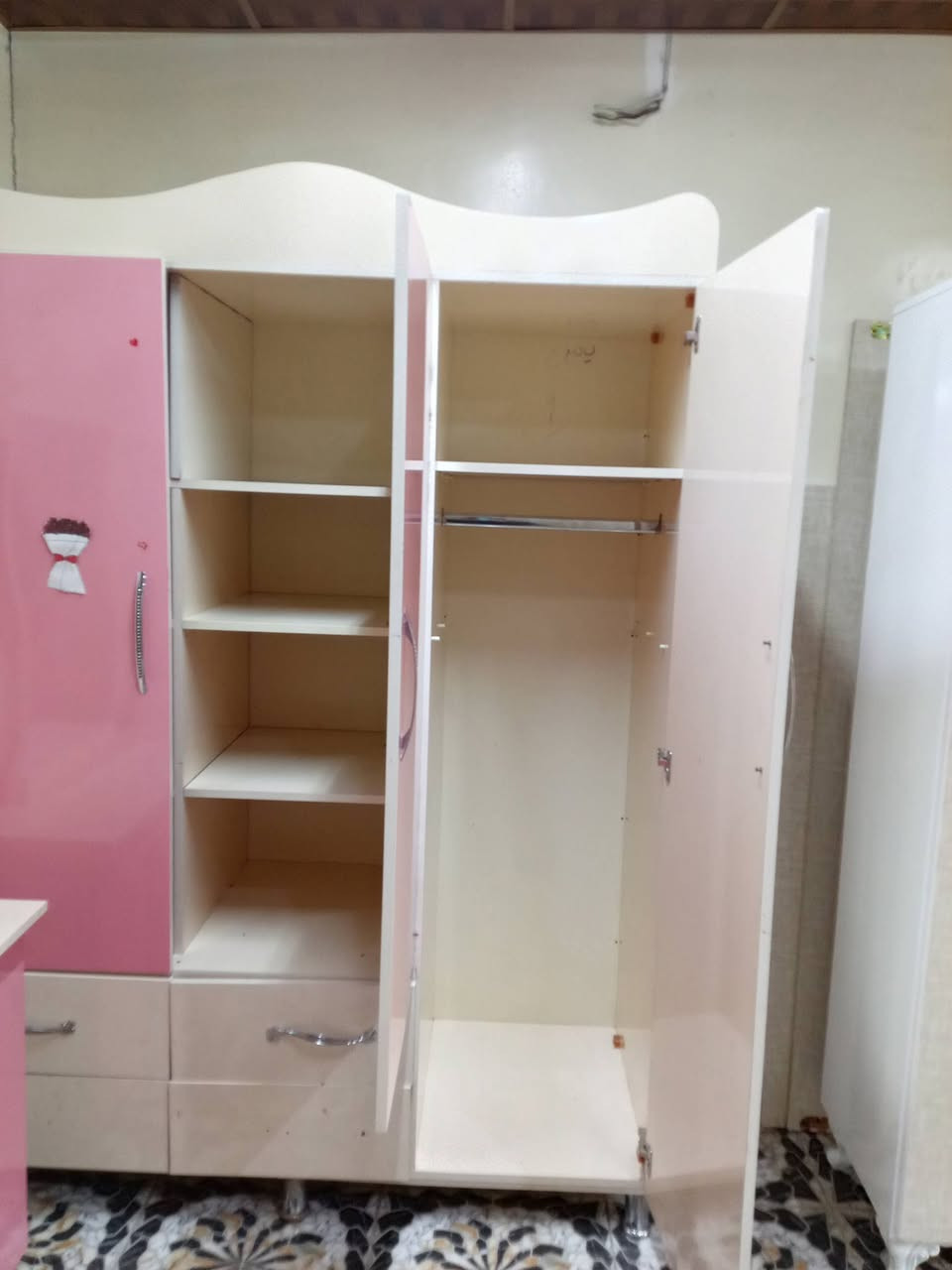 غرفه نفر 3قطع تفصال حطاطه تركي مستخدم اي عيب مابيه شرط نضافه السعر 200 العنوان كركوك حي العروبه قرب جامع الامام علي واتساب ***********
