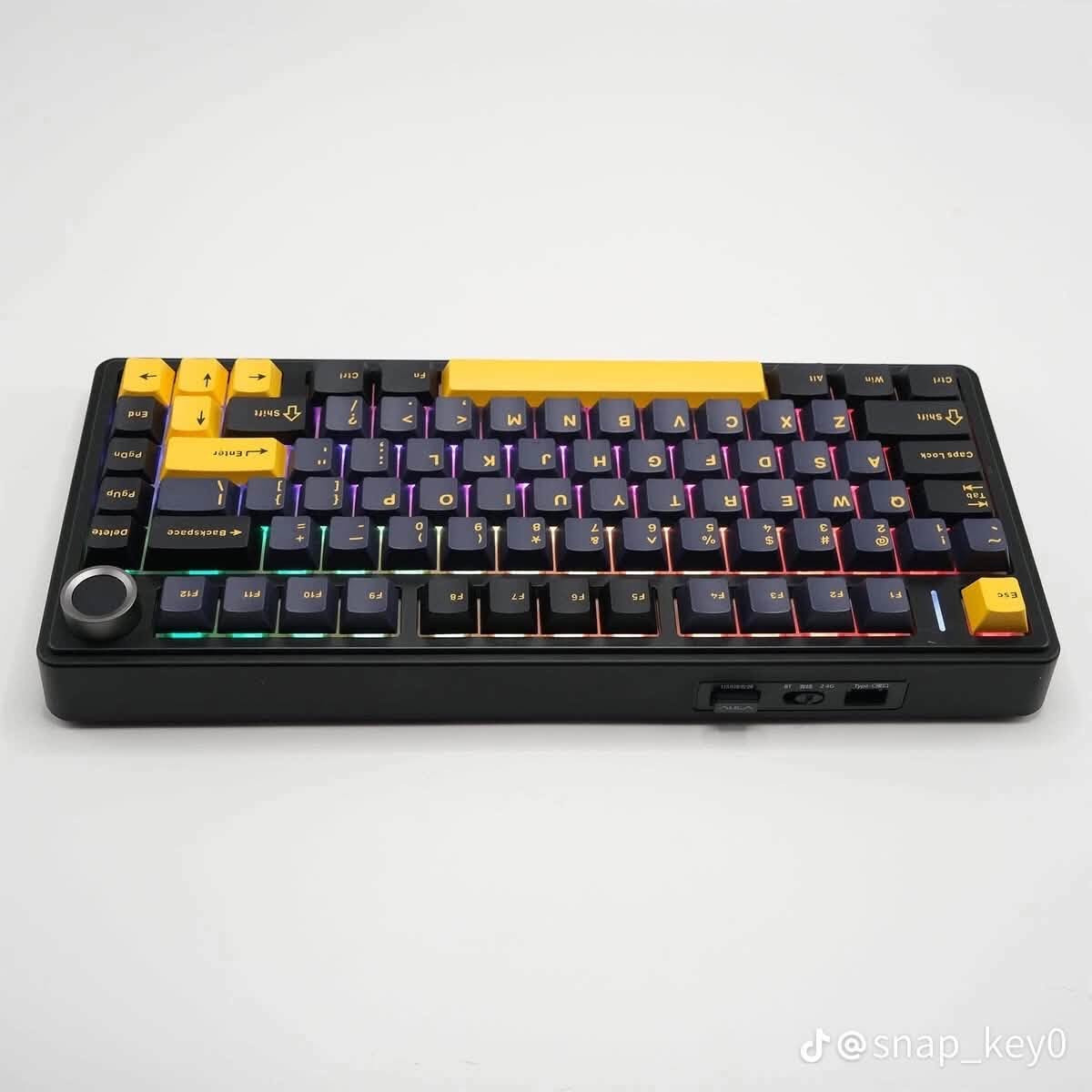 ⌨️🔥 كيبورد Epomaker × AULA F75 الميكانيكي اللاسلكي 🔥
إذا تبحث عن كيبورد يجمع بين الأداء الاحترافي، الجودة العالية، والتصميم الأنيق، فإن Epomaker × AULA F75 هو الخيار المثالي للكيمنك والعمل اليومي. 🎮💻

🌟 أبرز المميزات:
🔹 تصميم 75% مدمج يوفر مساحة أكبر على المكتب ⌨️✨
🔹 3 أوضاع اتصال: Bluetooth 🔵 + 2.4GHz 📡 + USB-C 🔌
🔹 Rotary Knob للتحكم السريع بالصوت والوسائط 🎵🎛️
🔹 تقنية Hot-Swappable لتبديل السويتشات بسهولة 🔧
🔹 إضاءة RGB قابلة للتخصيص 🌈✨
🔹 تجربة كتابة سلسة واستجابة فائقة للألعاب والعمل 🎯
🔹 خامات عالية الجودة وتصميم عصري يمنح مكتبك لمسة احترافية 💎

📲 للطلب عبر واتساب: ***********

🚚 متوفر توصيل إلى كافة أنحاء العراق 🇮🇶
