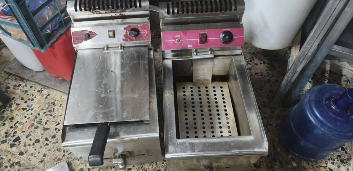 السلام عليكم غراض مطعم  جدر كنتاكي وعجانة ومال همبركروغلاط وفرن بيتزا طابقين مشواية كص مشواية دجاج كلة نضيف موهواي مستعمل الشراي يتصل***********
