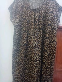 هذا فستان بطبعة جلد الفهد، يتميز بتصميم مريح ومناسب للاستخدام اليومي أ...