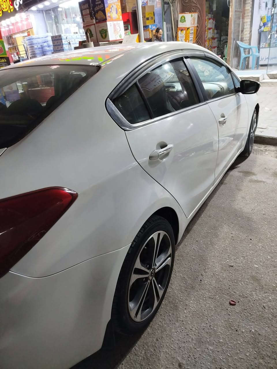 سلام عليكم
سيراتو 2014
ماشيه 290 الف
سياره جديده 
رقم كربلاء باسمي
بيه اربع أصابع بالجاملق الامامي
 وباب تبديل اثر شخوط
ودور الجاملق الخلفي بس الكنر 
السعر 1200
مكاني النجف
***********
