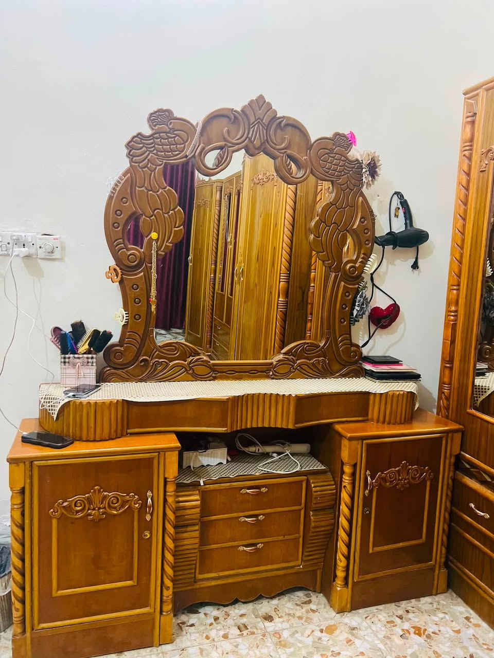 غرفة نوم للبيع
تسكام عراقي بعدها جديده مابيهه اي ضرر

بيع مستعجل سعر مليون و٧٠٠ وبيهه مجال 
عنواني الحمزه الغربي 
متواجدين فقط واتساب ***********
