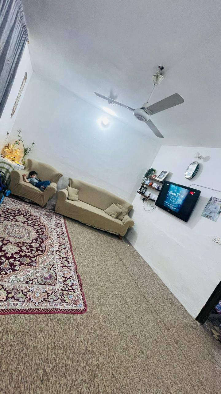 ٢٢٠ متر  بناء طابوك يحتوي على
غرفتين جوه وصاله واستقبال ومطبخ وطارمه ٧٠ متر  والطابق الثاني غرفه ٨ في ٤
وسند ٢٥ وسهم بأسم راعي الارض ماء ومجاري  والكهرباء كله يم الباب 
حي الامامين قرب شارع الحداد
سعر ١٨٠ وقابل للتفاوض
***********
