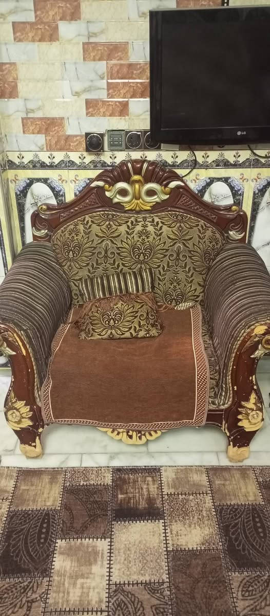 متاح تخم مستعمل اربع كراسي + قنفات ثنين كبار نضيف للتصال ***********
