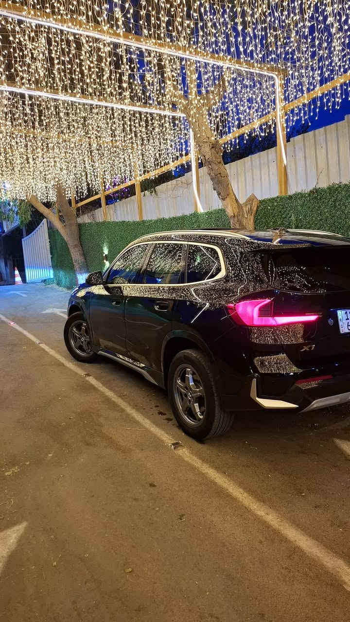 بإطلالة الوكالة.. BMW X1 2025 Xdrive | قوة الأداء وفخامة التكنولوجيا (ماشية 9000 ميل فقط)
أداء استثنائي: محرك 2000 توربو بقوة وعزم عاليين، مع ناقل حركة 8 سرعات لتجربة قيادة سلسة واقتصادية.

تكنولوجيا متطورة: نظام كاميرات 360 درجة مع خاصية التسجيل المستمر، وشاشة عرض (Data Show) على الزجاج الأمامي لضمان تركيزك على الطريق.

راحة ورفاهية: سقف بانوراما واسع، كراسي كهربائية بالكامل، ونظام تكييف منفصل (قطعتين ومناخين) لراحة جميع الركاب.

ذكاء في التعامل: صندوق خلفي يفتح بحركة القدم، تشغيل عن بعد، ونظام "أوتو بارك" للركن الآلي الذكي.

الحالة القانونية والفنية:

المسافة المقطوعة: 9000 ميل فقط.

ملاحظة الشفافية: السيارة وارد امريكي حادث بسيط (جاملغ وربع بنيد) وتم إصلاحها بقطع أصلية وكالة

الأوراق: داخلة ضمن "حصة الشهداء" مع وجود كافة الضمانات القانونية (بيع وكالة + عقد كافة الضمانات).
باسمي رقم بغداد

السعر / 29،600 $ 

التواصل خاص او 
***********
