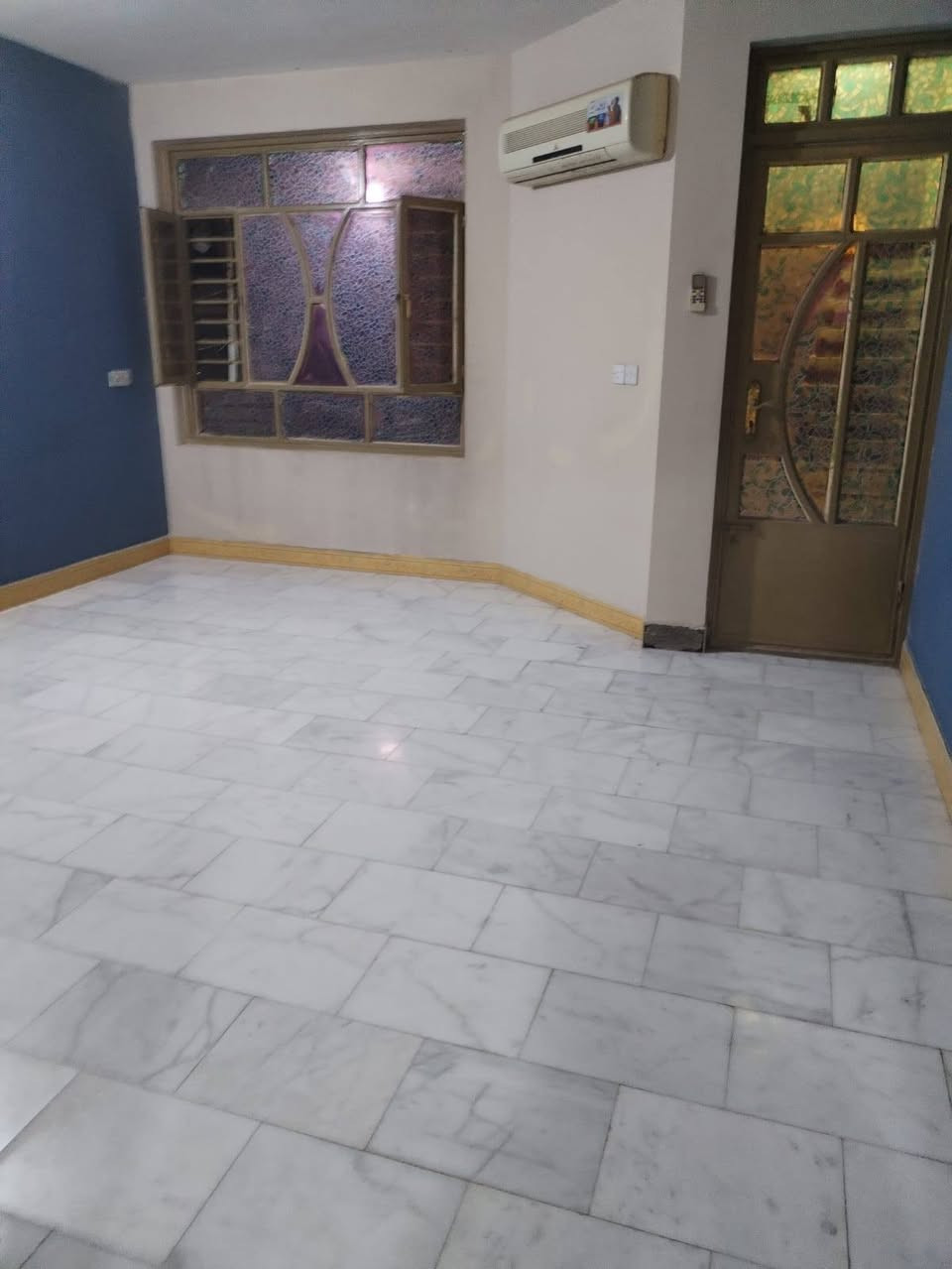 🏠مشتمل للبيع المساحة 85م🏠
طابو ملك صرف 

واجهة :5

نزال :17               

مدخلين 
السعر /340 وبي مجال
 
استقبال وحولي مطبخ وخدمات وغرفه جوه 
وفوك غرفتين وخدمات 

(بناء حديث درجة اولى)🏠

📍العنوان🏠/  البنوك خلف مدرسه العتزاز شارع عريض قرب سوك الميثاق

اكرم الدلال 
***********
موجود وتساب
