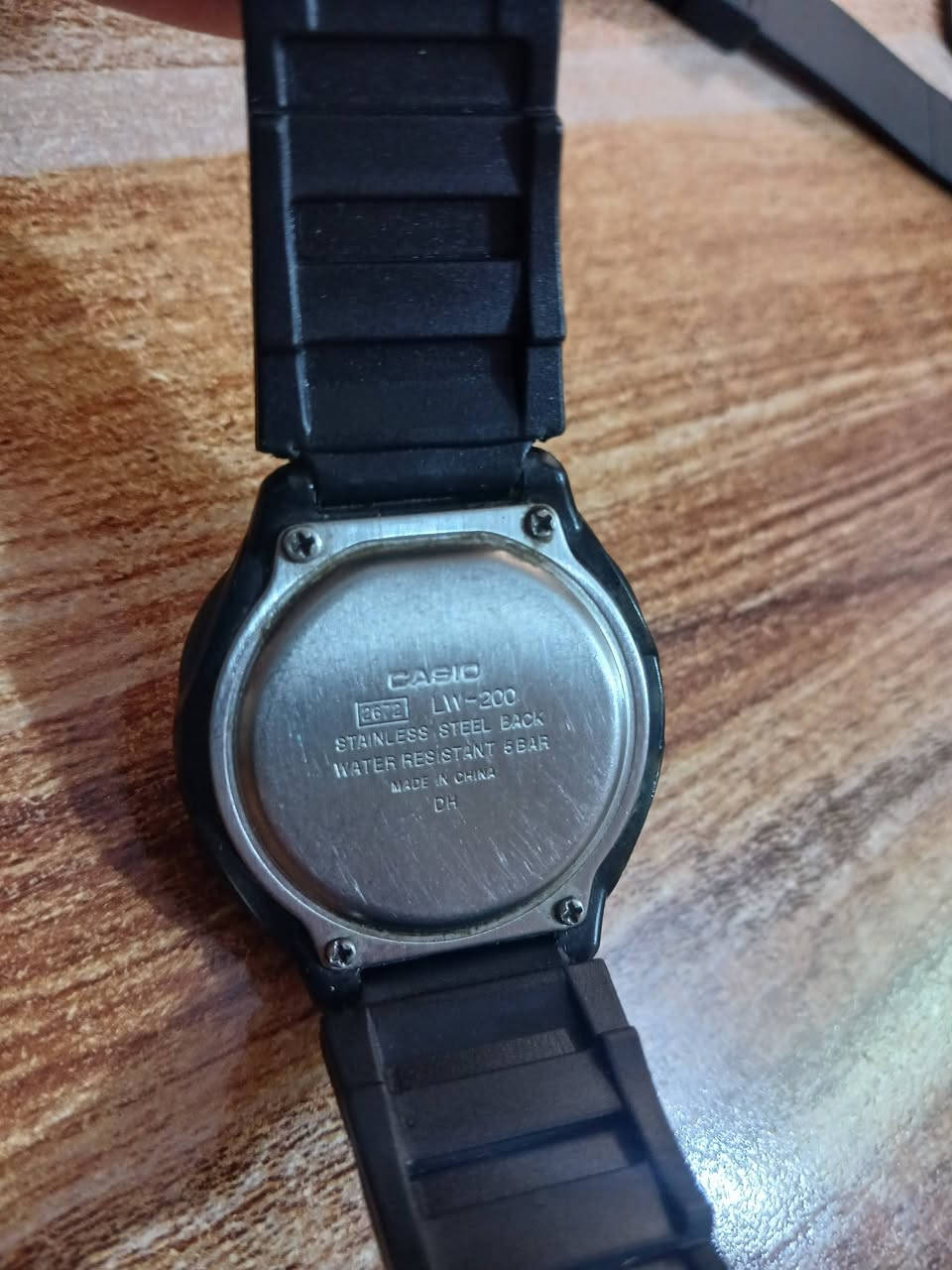 المواصفات الرئيسية للساعة:
عمر البطارية: تتميز ببطارية تدوم لعشر سنوات تقريبًا.
مقاومة الماء: الساعة مقاومة للماء حتى عمق 50 مترًا، مما يجعلها مناسبة للسباحة الترفيهية لفترات قصيرة.
الشاشة والزجاج: تحتوي على شاشة LCD سهلة القراءة وزجاج كروي (Spherical Glass).
الإضاءة: مزودة بإضاءة خلفية LED (Illuminator) لتسهيل القراءة في الظلام.
الوظائف الإضافية: تشمل ساعة إيقاف بدقة 1/100 ثانية، توقيت مزدوج، منبه يومي، وتقويم تلقائي. 
السعر 30 الف مع توصيل بالعافيه الي ياخذها


**إذا كنت صاحب هذا الإعلان وتريد حذفه لأي سبب، رجاءا أرسل رسالة إلى الدعم الفني**