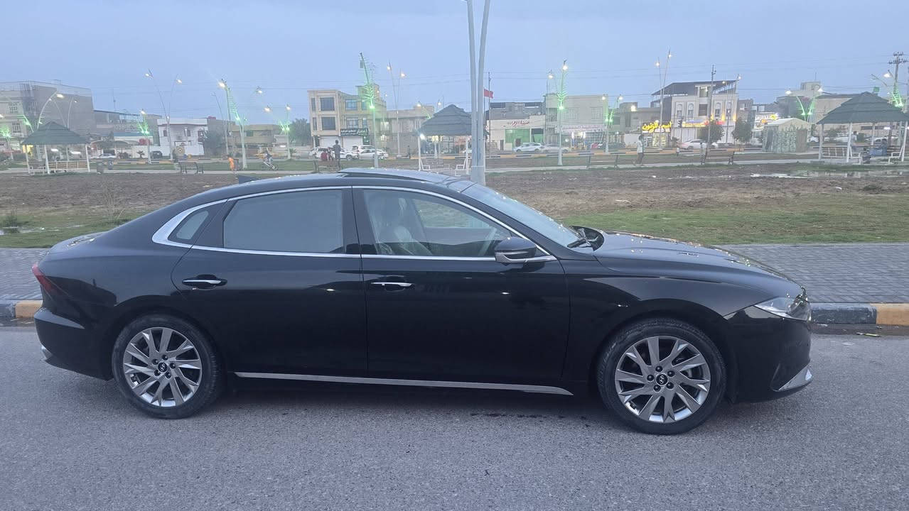 الفخامة هونداي ازيرا گراندور 2022
لون اسود موديل 2022 و ماشية 52 ميل

دبل جام فول بالعزل و الزرانة و الرفاهية 

غرفتها هلكد ما واسعة اي سيارة ثانية تركبها تحسها صغيرة

كلشي بيها على وضع الشركة غنية عن التعريف 

( بيها فقط جاملغ امامي كلير بدون فتح ) 

……..  مواصفات السيارة  ………

مواصفات فوووول للاخير  حته بانورما بيهه  

وارد كوري  ( هايبرد بنزين )

اقتصادية جداً التفويلة تمشي 950 الى 1000 كيلو

محرك 2400 تنفس طبيعي ( طيارة ) 

بالسرعة العالية و التعجيل يشتغل محرك البنزين و الكهرباء سوة و يولد قوة حصانية اكبر

داخل جلد ملكي اوفوايت

بصمة تشغيل و ابواب 

جام امامي خلفي اوتو + دبل جام  

١- شاشتين كبيرة متصلة + شاشة صغيرة

تدعم كار بلي و اندرويد اوتو 

٢- كاميرات محيطية ( 4 كاميرات )

لايت امامي دبل عدسة زينون + انارة نهارية

بگ لايت خلفي led 

انارة دشبول داخلية متغيرة 

٤- الكشنات الامامية اثنينهم كهرباء 

الكشنات الامامية تدفئة + تبريد 

الكشنات الخلفية تدفئة 

حساسات امامية + خلفية

رادار امامي + جانبي + نقاط عماء

انارة ترحيب عند الاقتراب من السيارة

مري شفط + اشارة بالمري

زر للتحكم بارتفاع اللايت الامامي 

منافذ للطاقة و الشحن امامي + خلفي 

شاحن وايرلس 

تبريد منفصل للراكب و السائق 

قطعتين تبريد امامي + خلفي

تدفئة بالستيرن 

جنطة كهرباء + فتح عند الاقتراب

3 وضعيات للقيادة 

هاند بريك بصمة كهربائي

نظام Auto Hold اوتو هولد 

انارة حمراء بالابواب 

حساسات بالابواب للتنبيه عند فتح الباب و سيارة 

قادمة من الخلف 

نظام المحافظة على المسار 

كروس ( تحكم بالسرعة )

نظام ترحيب صوتي

تخم تاير مشيلن 

رقم بغداد بأسمي  السعر ب 225  ورقه 

***********
