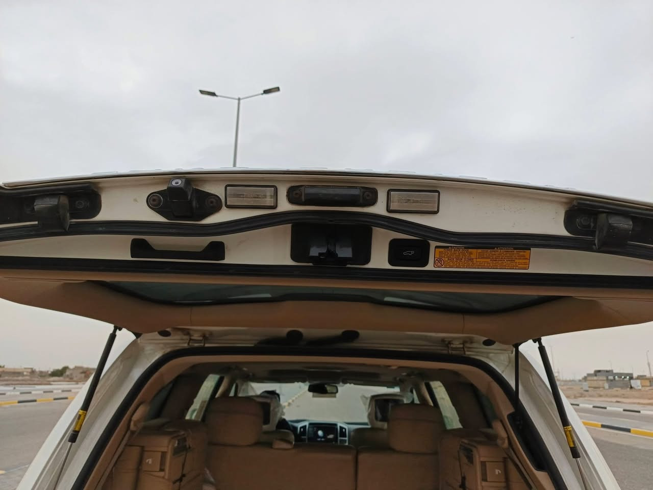 السلام عليكم لاندكروز فكساره 2014 فول مواصفات السياره جاهزه من كلشي مابيهه اي نقص سياره جديده بمعنا الكلمه وضع شركه رقم بصره بسمي  
‼️‼️ملاحضه / انا مكلف بانشر  
📍العنوان البصره الطوبه والنخيله 
***********
