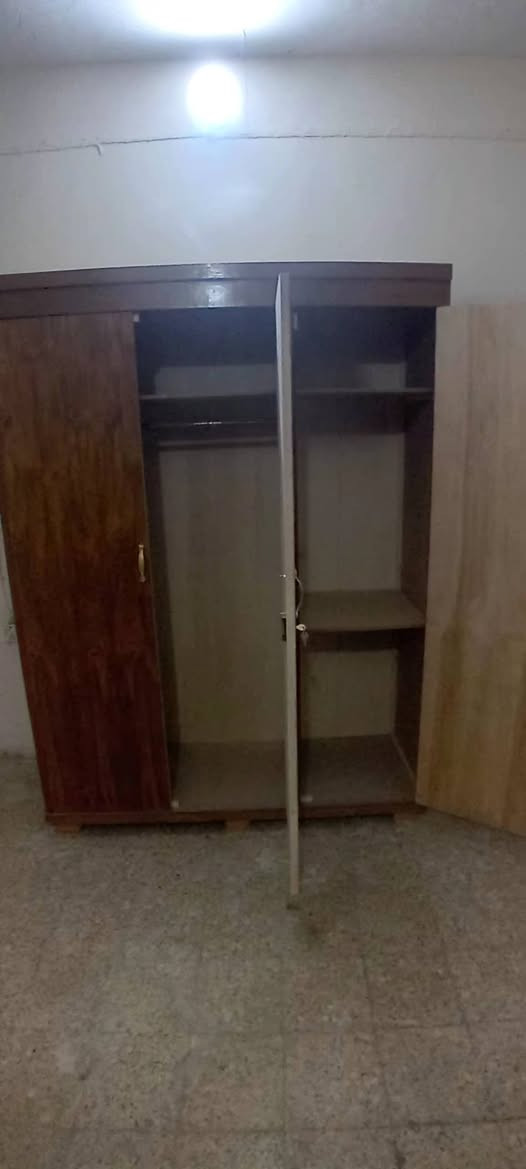 السلام عليكم كناتير ٣باب نجاره تسكام جديد غير مستخدم ومنضد ٦باب ودوشك تركي نضيف باسعارمناسبه للإستفسار *********** واتساب ماسنجر
