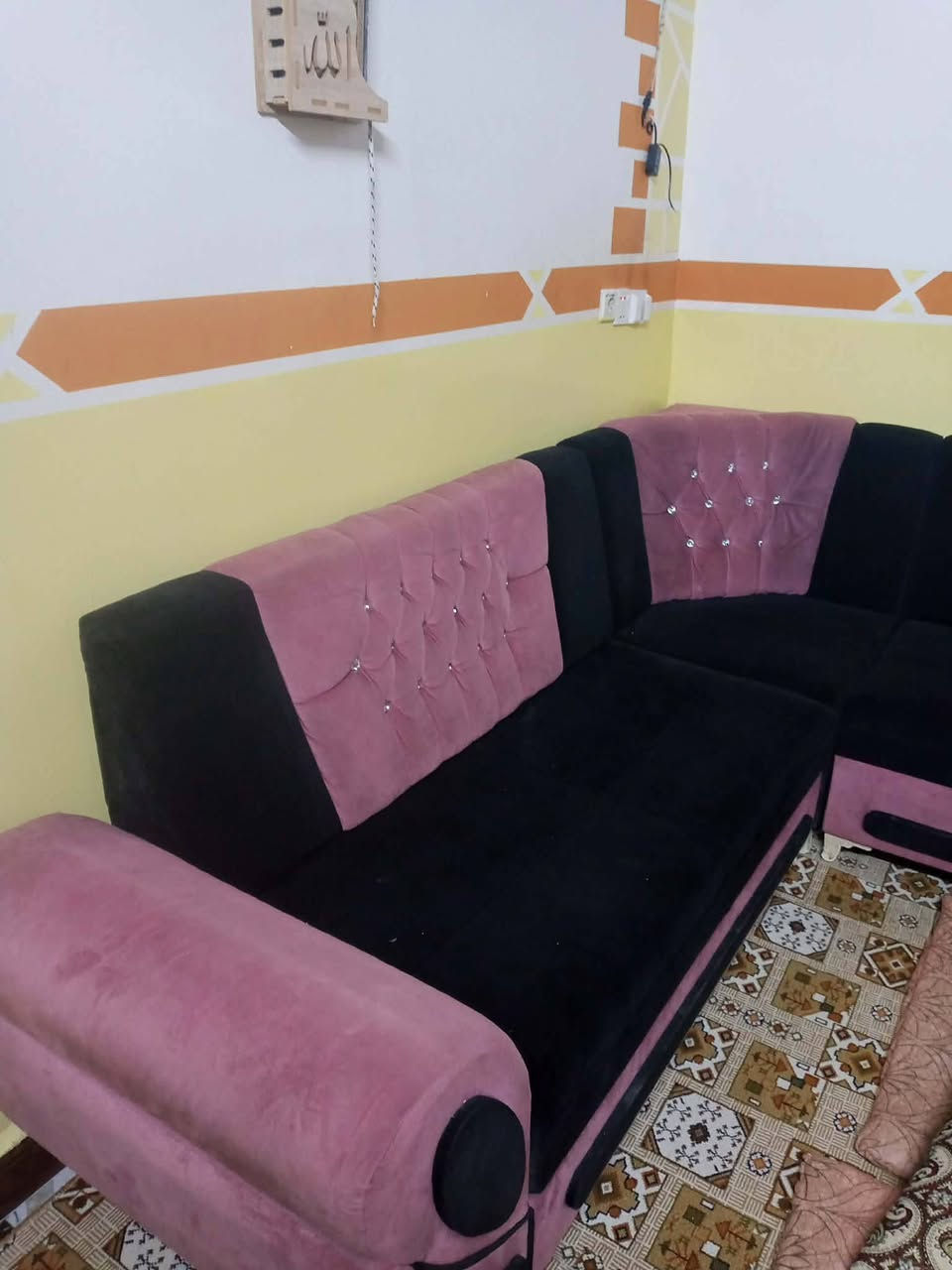 ديوان للبيع نضيف اي عيب مابيه السعر 150 وبيه مجال الشراي يخابر ***********
