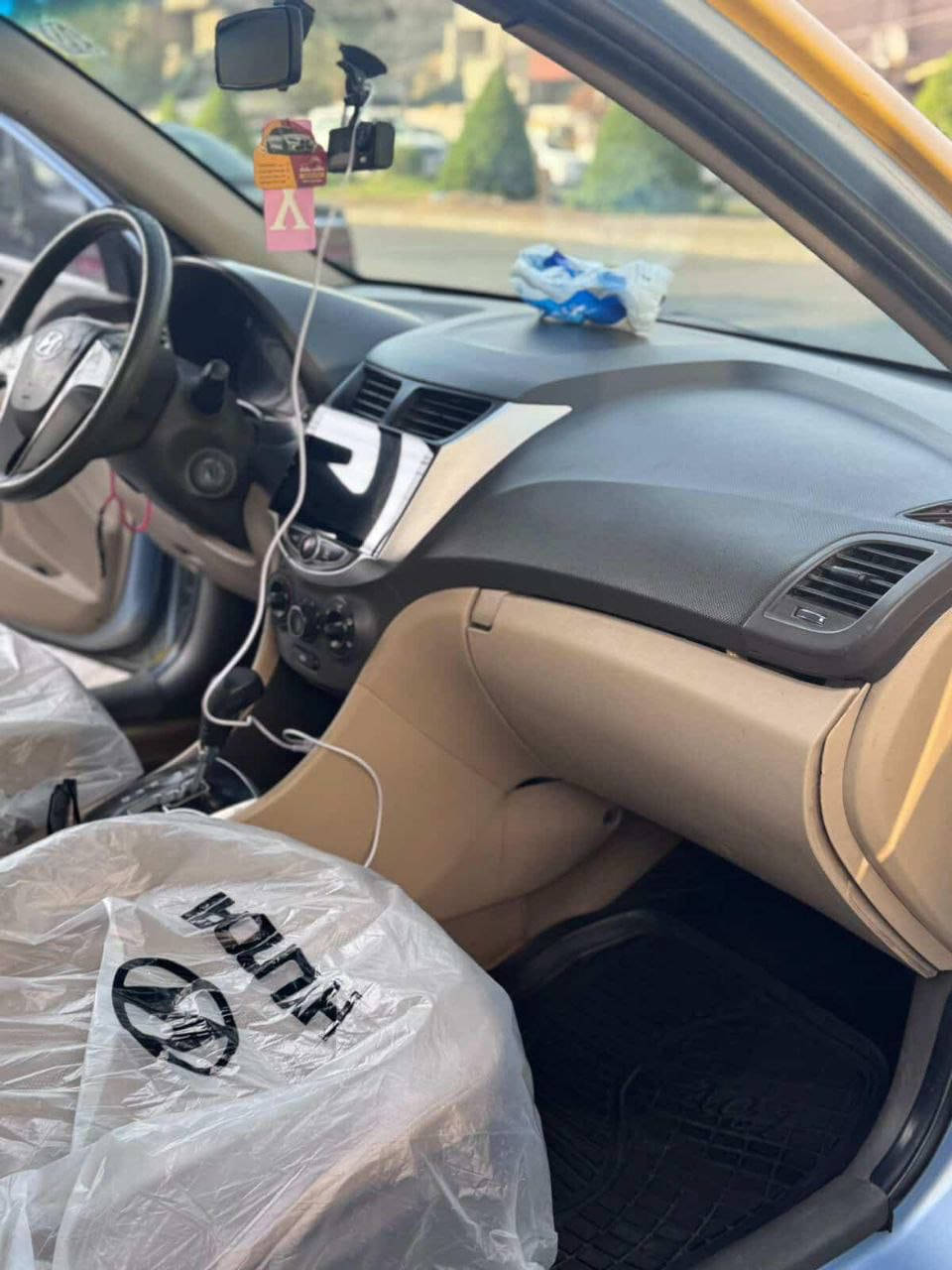 اكسنت 2013 خليجي 1600 مكينه بيها طخه خيفه السعر 79 ورقه بكانها زيونه  ماشيه 112 الف كيلو للستفسار ***********
