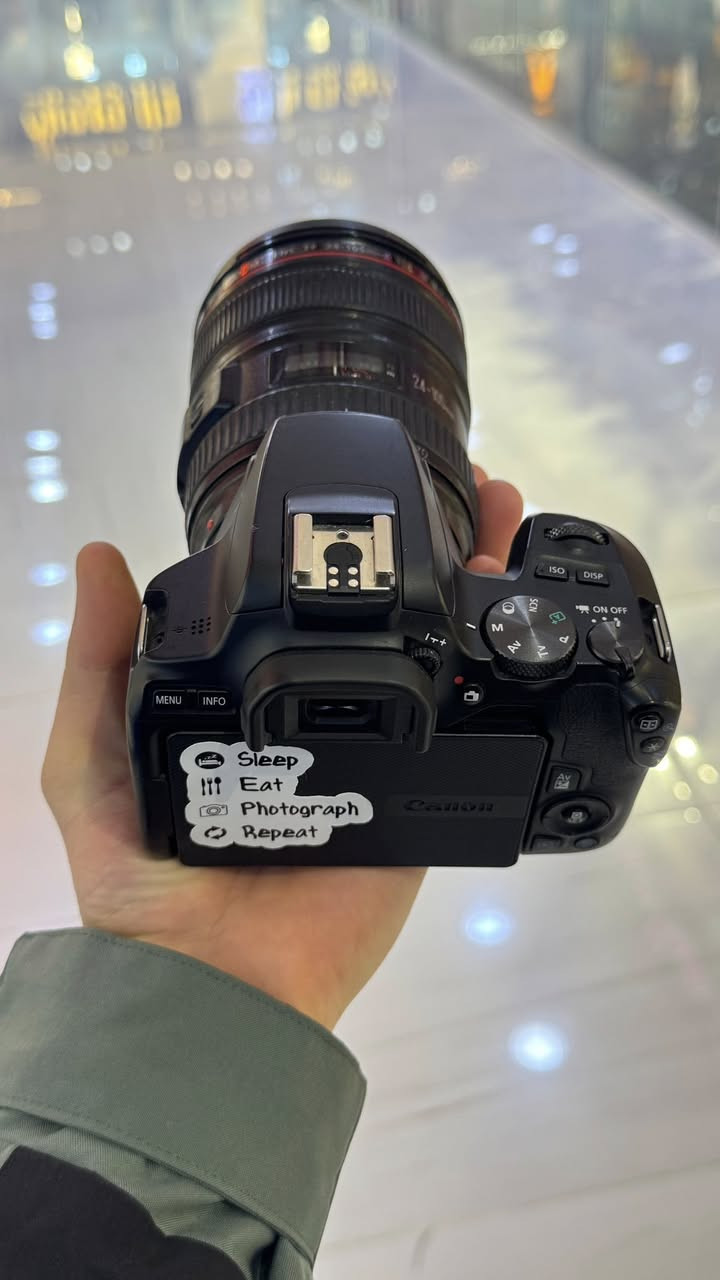 كامره 250d لبيع نضافه 100‎%
مع عدسه 24/105 
كروتنه + حزام + تفاصيل كله كامله غراضه 
لتفاصيل ***********
