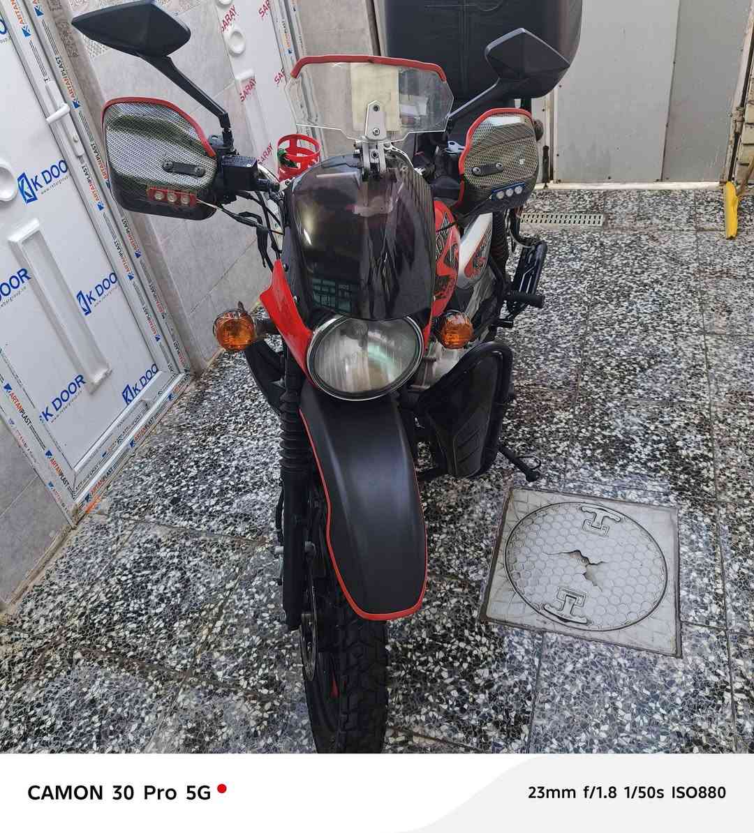 السلام عليكم بوكسر 23 داخله بل24 رقم نكليزي كامل تحويل ثاني يوم تريد احولك ماكو شكال الدراجه مثل شوفت عينك بالصوره تجي بالواقع تشوفها مثل البصوره ماكو اي ختلاف الدراجه خرسه بس المشكله الكابريتر يطوف رايدله تنضيف وماعرفله المكان حي اور والشعب ثنينهن متواجد السعر 2500 مليونين ونص وبيها مجال بسيط حك الجيه الرقم *********** وشكرا
