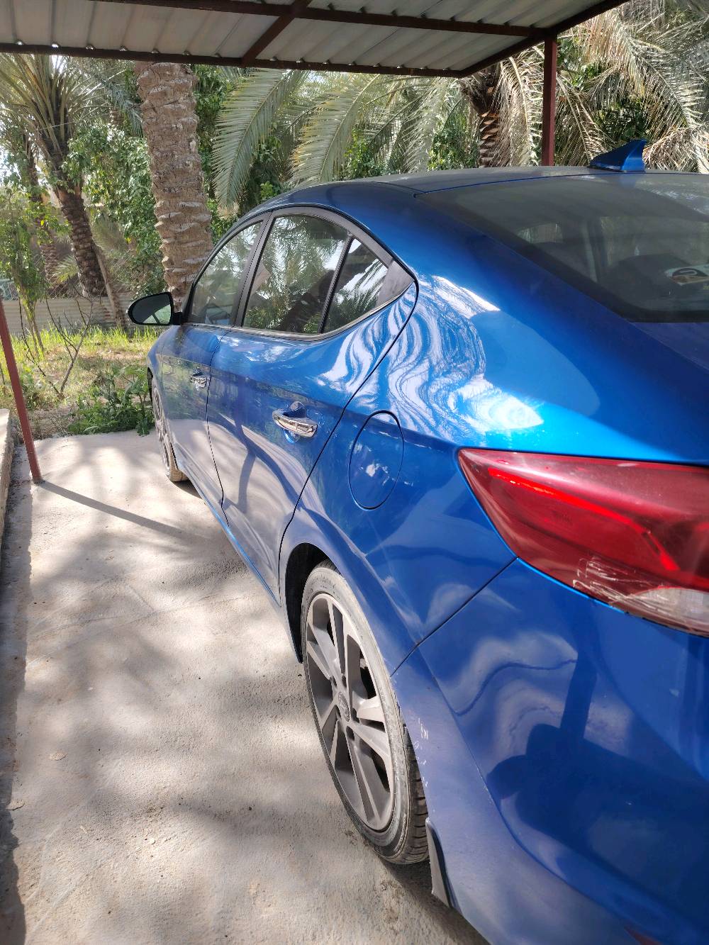 السيارة هيونداي إلنترا زرقاء، إصدار Limited، بحالة ممتازة من الداخل والخارج. التصميم أنيق ويمتاز بمقاعد مريحة ونظام تحكم حديث. تتضمن مميزات إضافية مثل شاشة لمس لسهولة التحكم بالنظام الصوتي والملاحة. العجلات بحالة جيدة وتبدو مستعدة للانطلاق على الطرق بأمان وسلاسة.