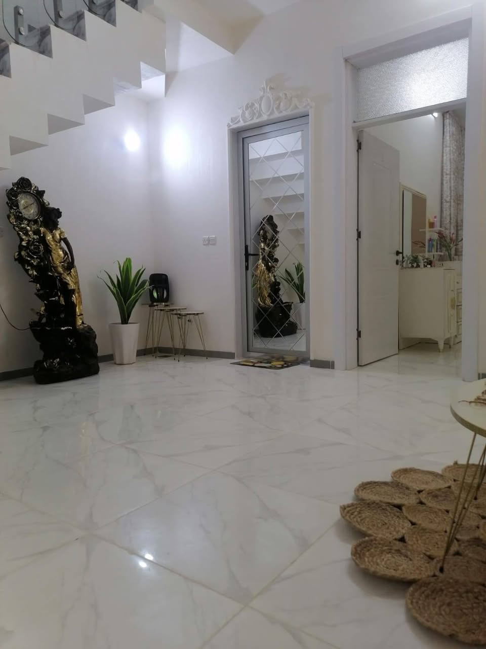 .السلام عليكم بيت زراعي سند 25مساحة 130 مقاطعة 2/8بناء حديث ويحتوي على مطبخ واستقبال ومساحة درج غرفة ارضية خدمات كامله الطابق الثاني غرفتين نوم مع حمام او مساحة كبيرة بناء درجة اولى للاستفسار على الرقم ***********
