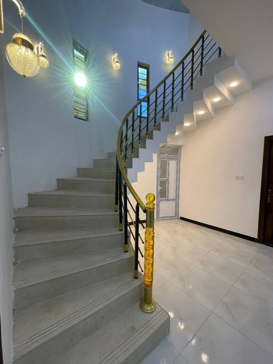 سلام عليكم بيت اللايجار المساحة 150 متر يحتوي على 3 غرف نوم صالة مطبخ وصحيات البناء 2023 محتاج عائلة تكون تحافض على البيت بي ماطور وتانكيات وسخان ايجارة 450 مكانة الدورة بشارع ابو طيارة اسوي عقد ويا المأجر المدة 5 سنوات الاستفسار اكثر وتساب (***********) ماريد دلال يخابرني يكلي عندي موأجر يأجرة ب600 محتاج عائلة فقط تحافض على بيت
