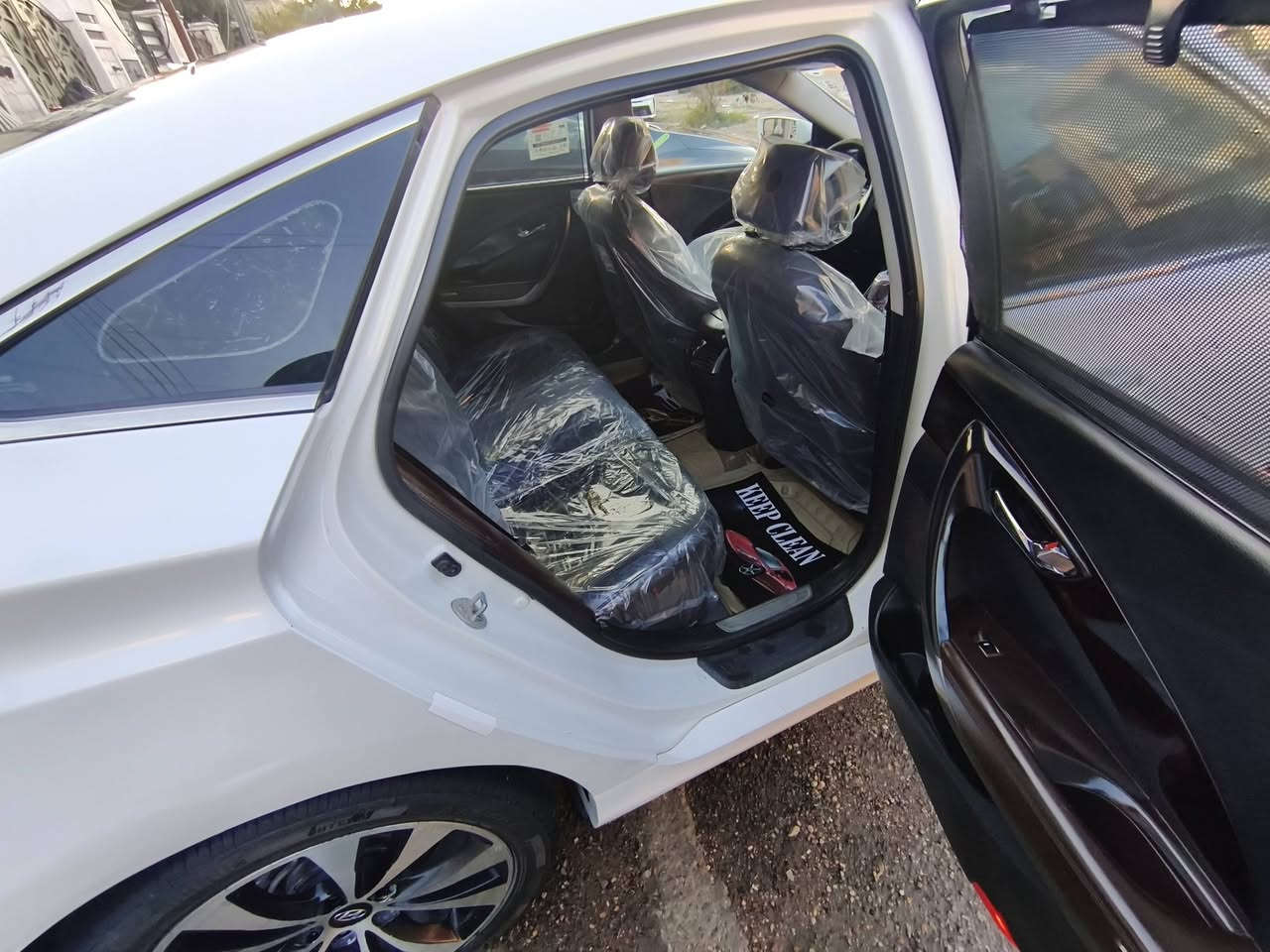 السلام عليكم 
هونداي أزيرا موديل 2014 خليجي 
لون ابيض سياره كلش حلوه جديده شرط تحويل 
-----------------------
فووول مواصفات 1/1
ماشية 220 الف km
بصمه 
بانوراما 
فول تحكم ستيرن +مثبت سرعه +اوكس+USB
نظام ترحيب عند فتح باب سياره 
داخل لون قرميدي مطعم بصاج مميز 
كشنات جلد كهرباء 
اشاير بلمري +مري شفط 
حساس امامي و حساس خلفي 
شاشه اعطال +نظام مانع تزحلق 
لد امامي وخلفي
قطعتين تبريد امامي +خلفي 
منظومة زنون اصليه ناصي +عالي +بلاجكتور لد 
دبل كزوز خلفي أو بعد اكو مواصفات ما ذكرته .....
--------------
محرك 2400دوش خليجي شرط لا تبخير ولا تنقيص 
سياره رقم اربيل دولي شرط تحويل 
 محرك كير حداديه جاهزه ترايك وين ميعجبك 

السعر 128 وبيها مجال كلش كلش بسيط ما تعجبه سياره يعبر منشور يندعيلنه برزق 

رقمي ***********......***********
العنوان ...بغداد ...حي الجهاد ...الضباط ..قرب الشقق

ملاحظة / سونار موجود مرفق مع الصور سونر جديد
