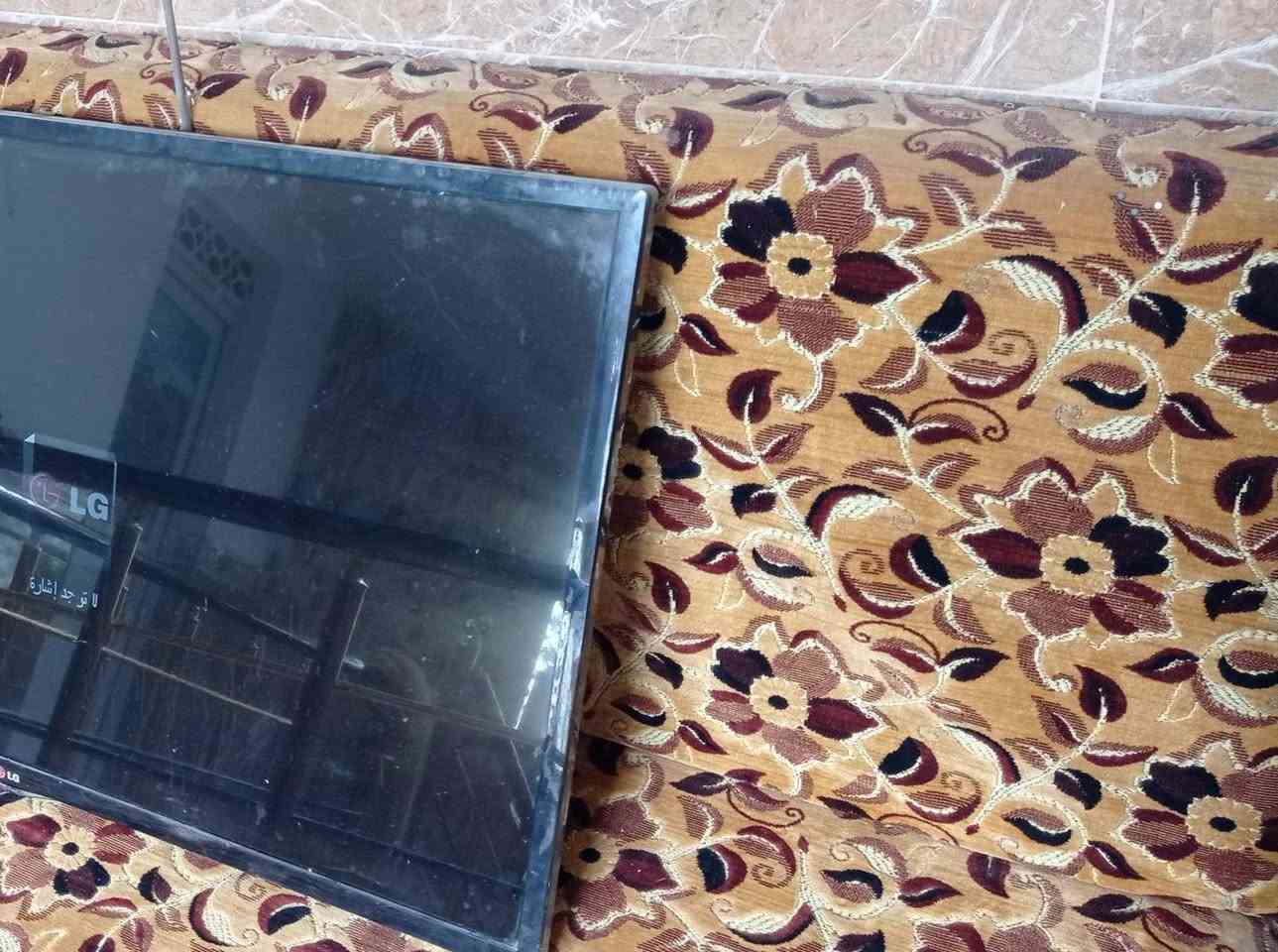بلازما LG الاصلية مع الستاند مالتها بيها خط بسيط كلش نفس ما موضح بالصورة ، سعرها مع الستاند ٨٥ الف
***********
