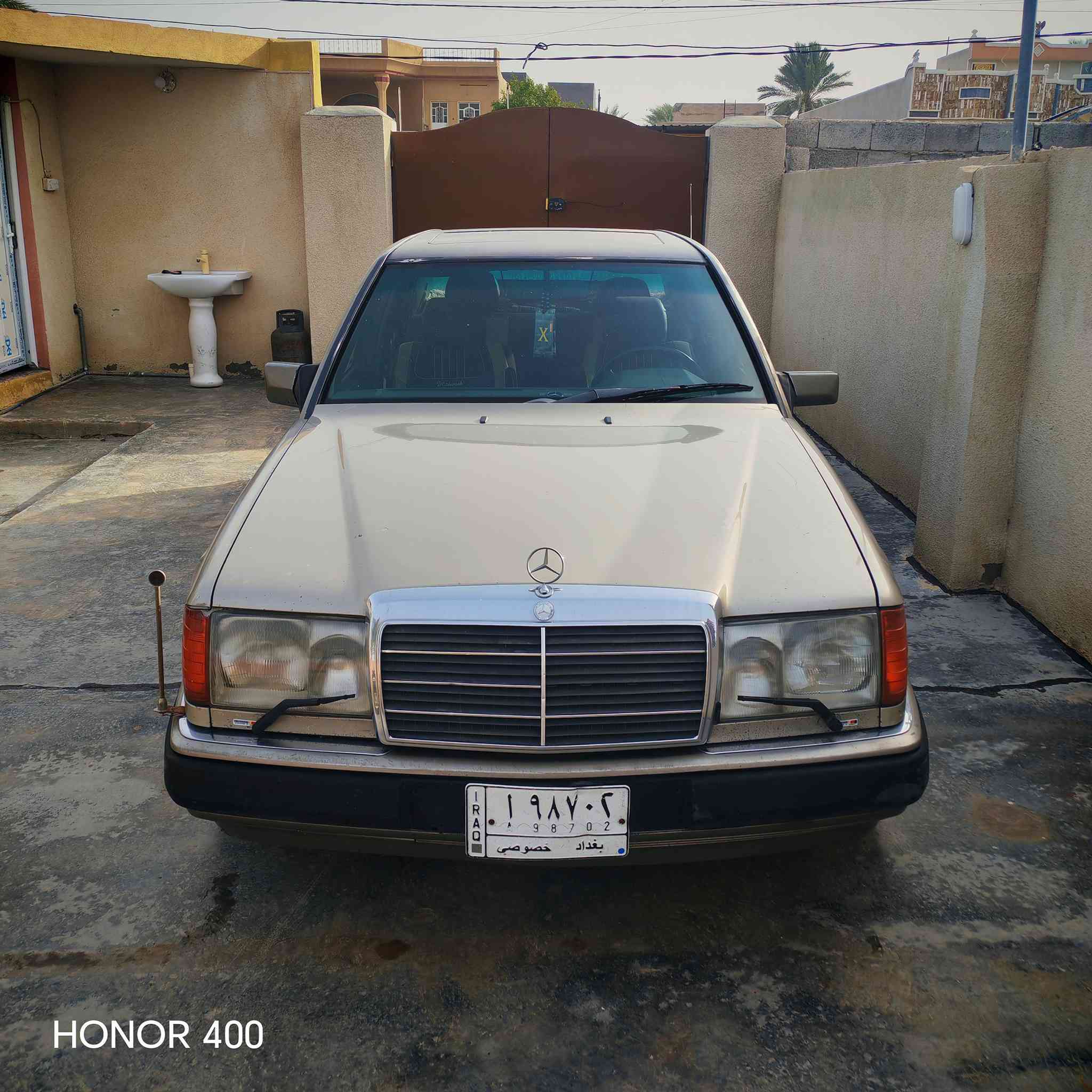 السلام عليكم.. من رخصة الادمن المحترم.. النشر للمره الثالثه دب ٣٠٠ بلاد بدون صبغ.. قواعد دبل بلاد نظيفه السياره بدون خياس 
موديل ٨٧ بيها جراد ومحركها تعبان بس هالشغلتين.. رقم بغداد ألماني
رايدها ب٦٠ ومجال بإسمي ***********
