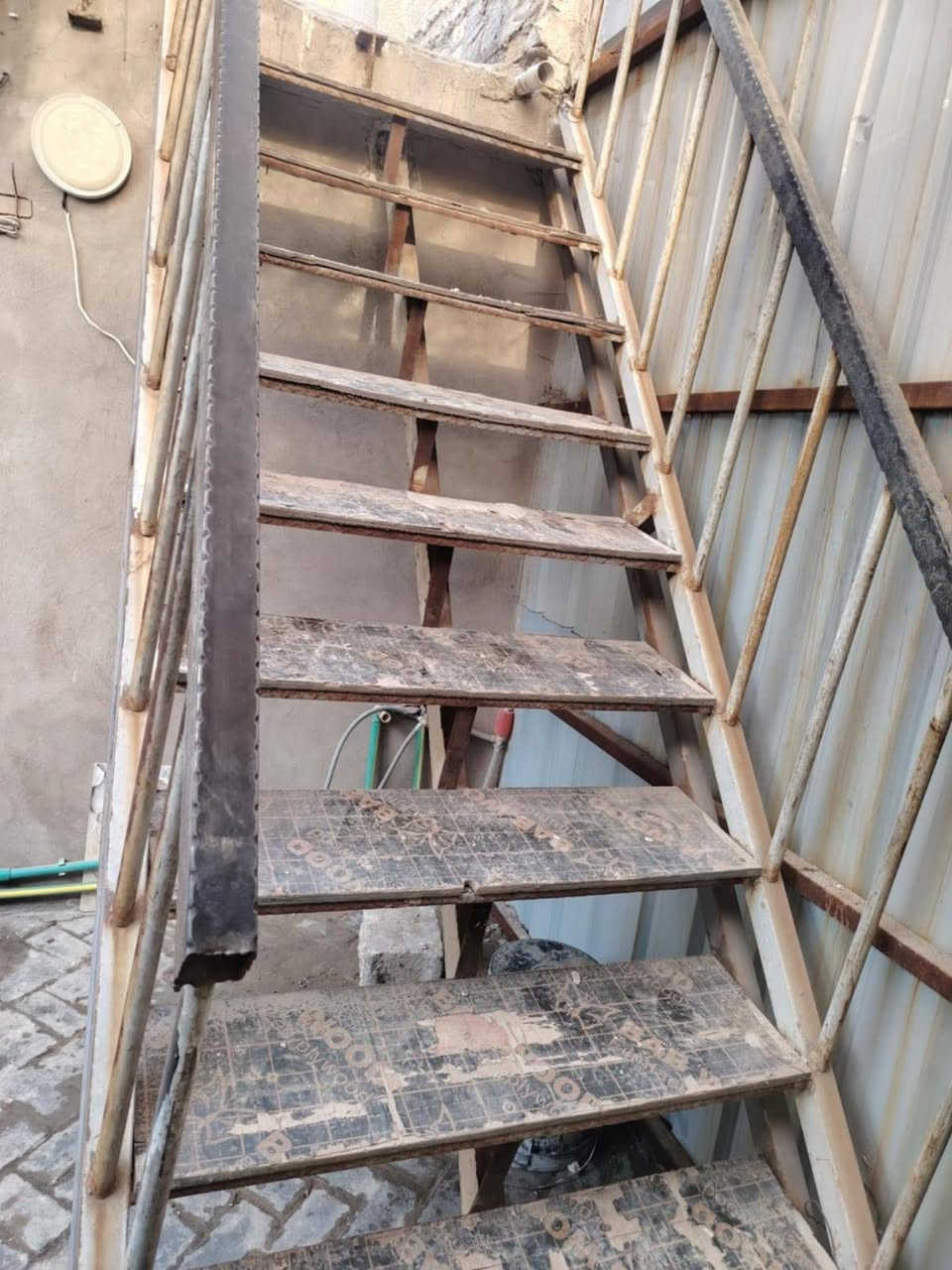 درج حديد تفصال القياس 3متر والعرض متر مدينة الصدر للمعلومات ***********
