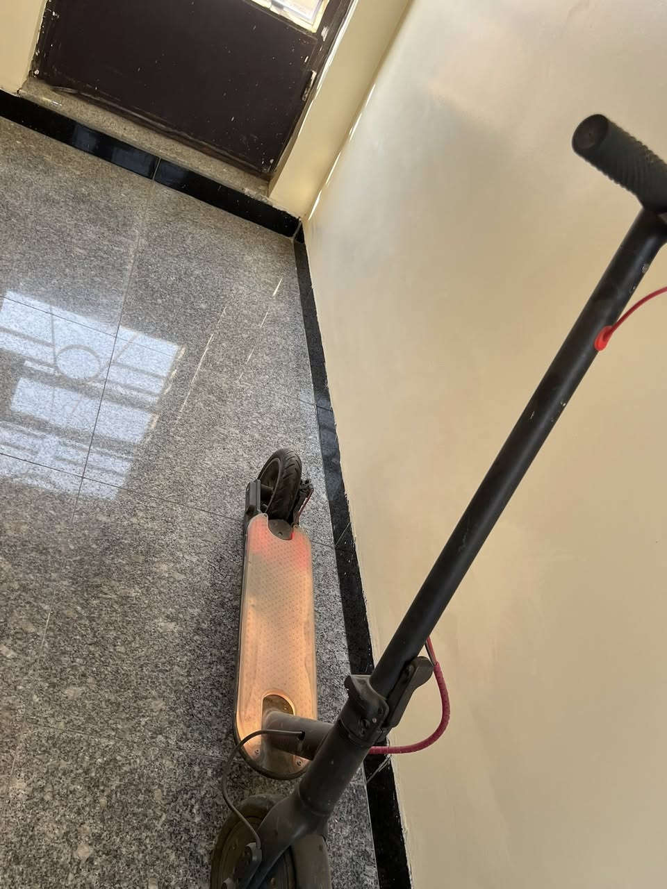 سكوتر 🛴 شحن كهربائي يرادله شاحنه عنوانه كاضميه شارع ستين فرع دوريه ثاني فرع علئ اتصال علئ *********** سعر السكوتر ١٥٠ قفل ما بي مجال

