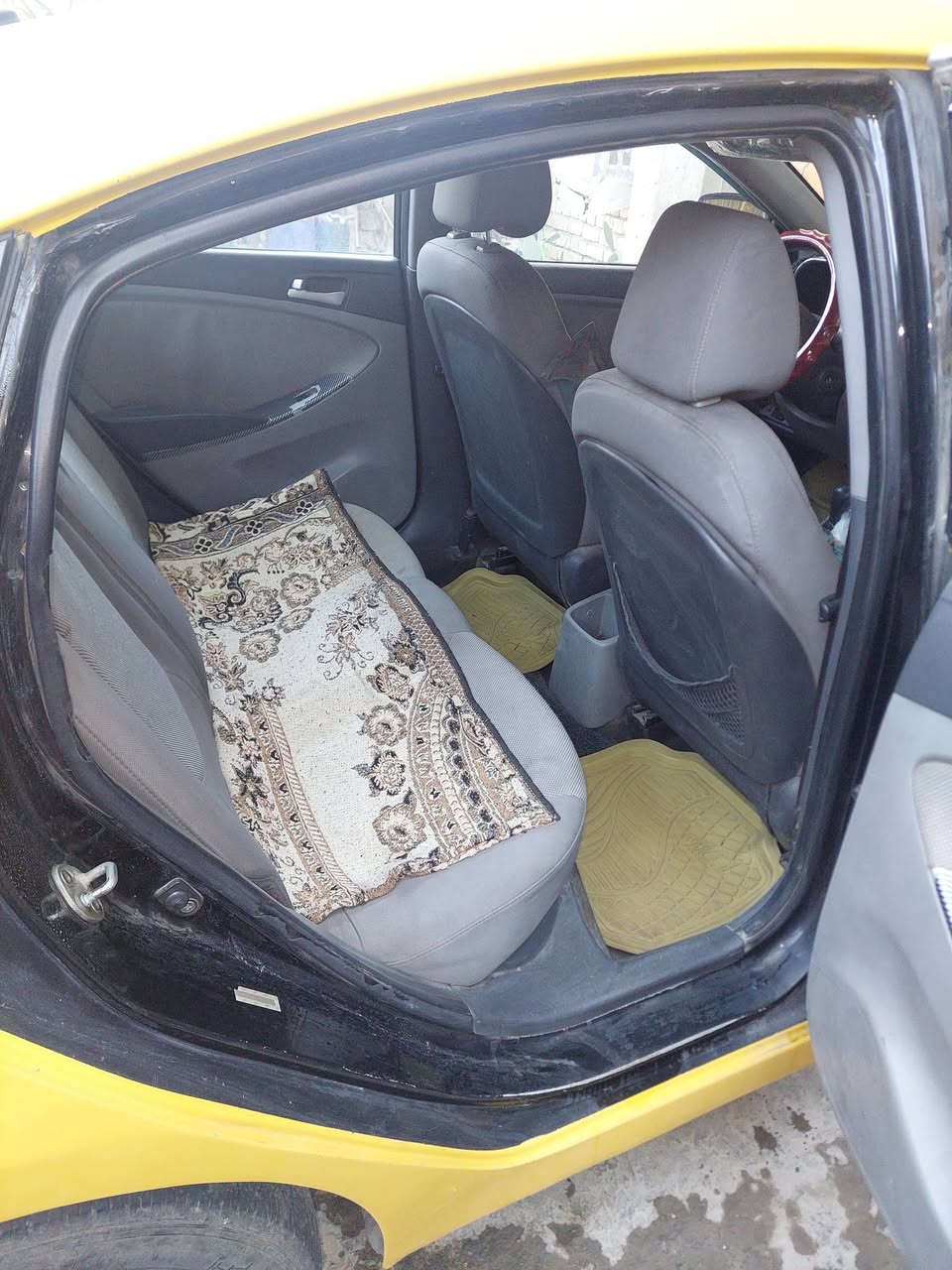 السلام عليكم ورحمة الله وبركاته من رخصت الادمن المحترم سياره اكسنت تكسي وارد اريكي موديل ٢٠١٢ حادثها الجاملغ الخلفي وتبديل الجاملغ الامامي سياره حلوه وجاهزه كير محرك كفاله مكان السياره الزعفرانيه الوليد السياره باسم اخي تحويل ثاني يوم السعر ٨٥ وبيها مجال انشاء الله الاتصال على هاذا الرقم *********** ولشراي يدلل
