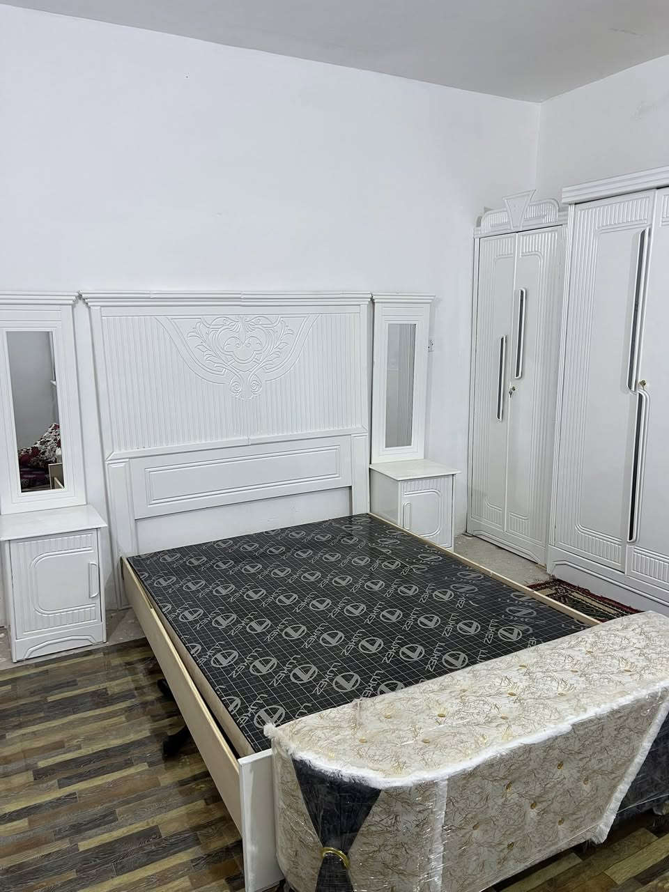 غرفه البيع خشب عراقي بعده جديده ماصارلي اربع ايام من اخذته البيع مليون ***********
