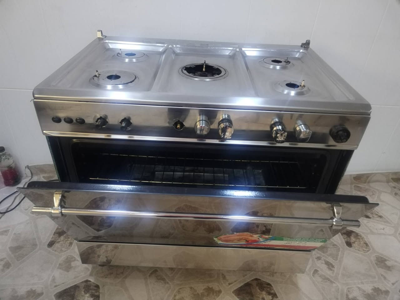 طباخ 5عيون شغال مستعمل للبيع اخو جديد فقط یحتاج يدات للتشفيل غاز 
 عنوان قادسية رقم ***********3
